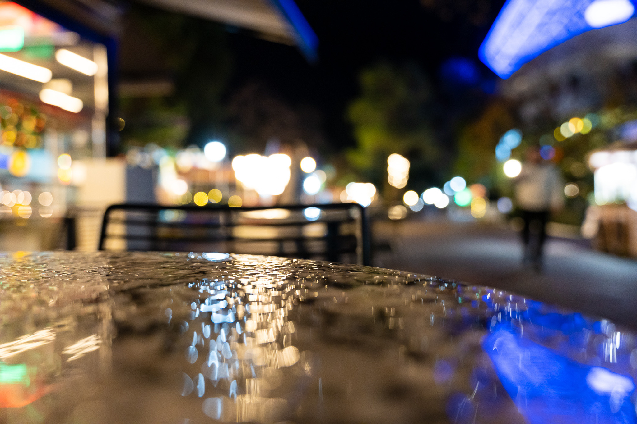 Стол с каплями после дождя в парке Ривьера в Сочи