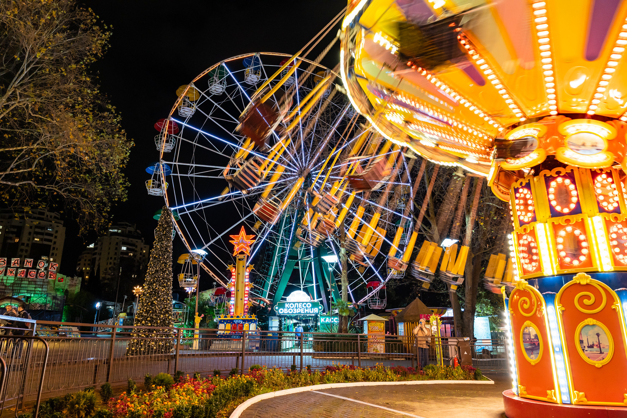 Карусель в парке Ривьера в Сочи ночью с подсветкой
