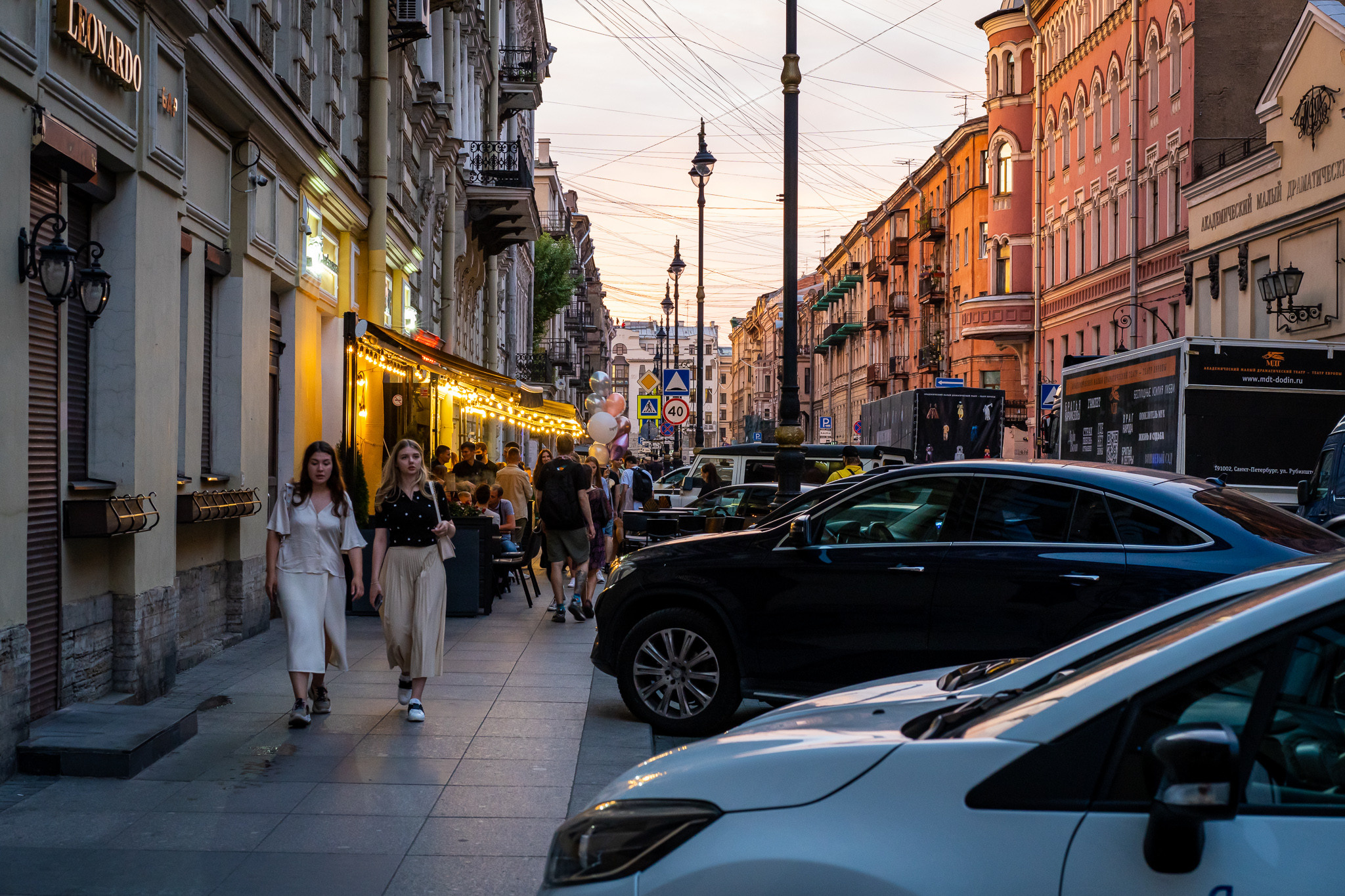 Улица Рубинштейна в Питере на закате