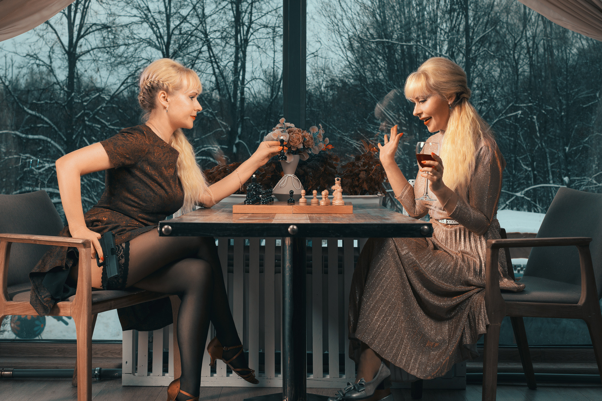 Фотоистория про внутреннюю борьбу с самим собой. Женский портрет с шахматами