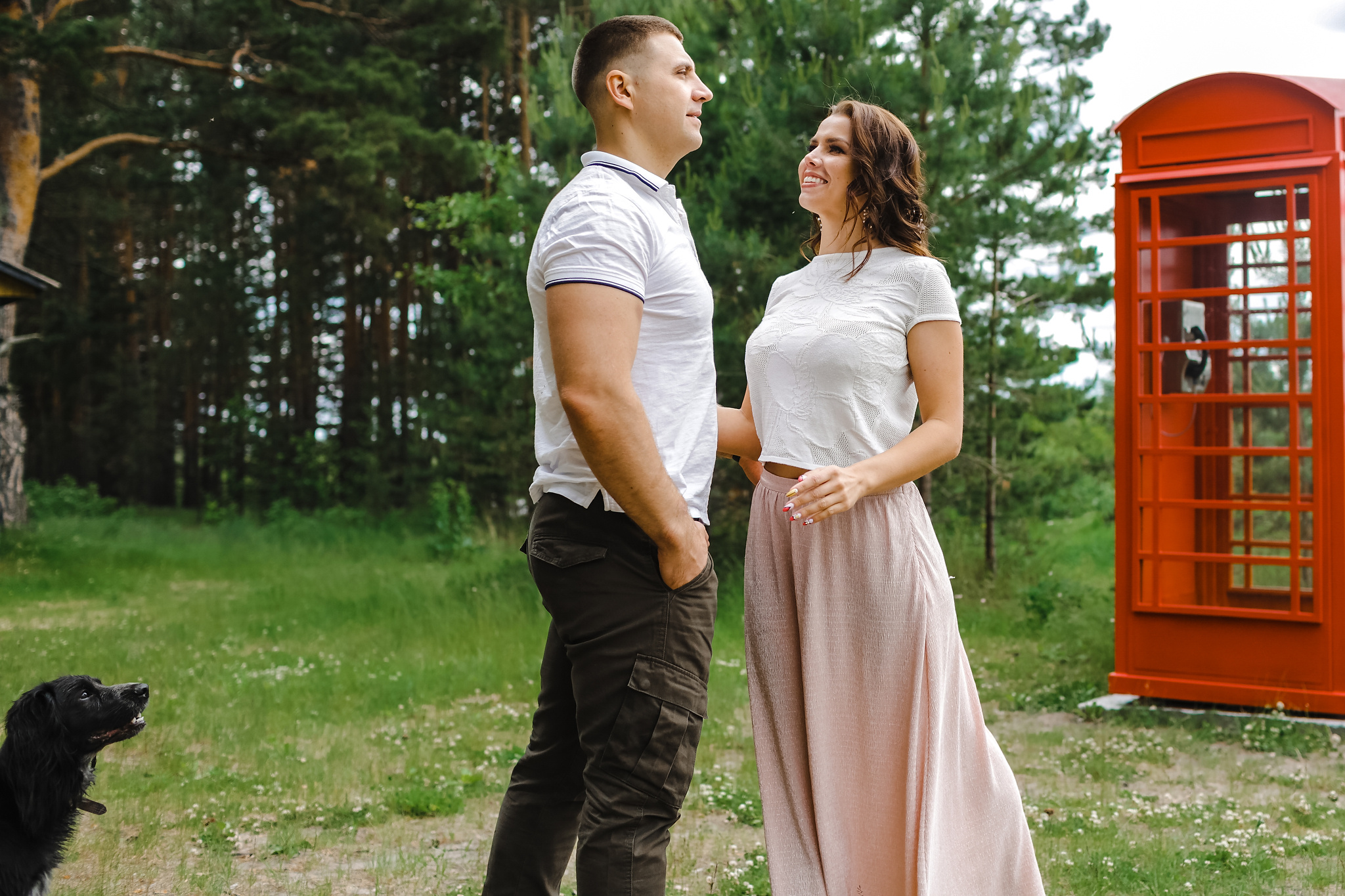 Катя и Вова. Органичность, спаниель и телефонная будка. Фотограф Антон Никандров
