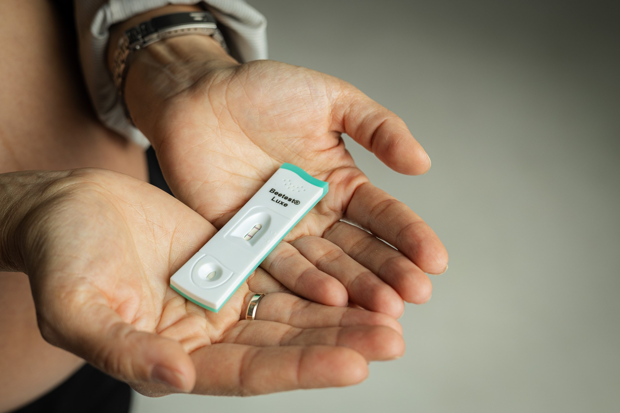 Нью борн фотосессия — крупный план тест на беременность