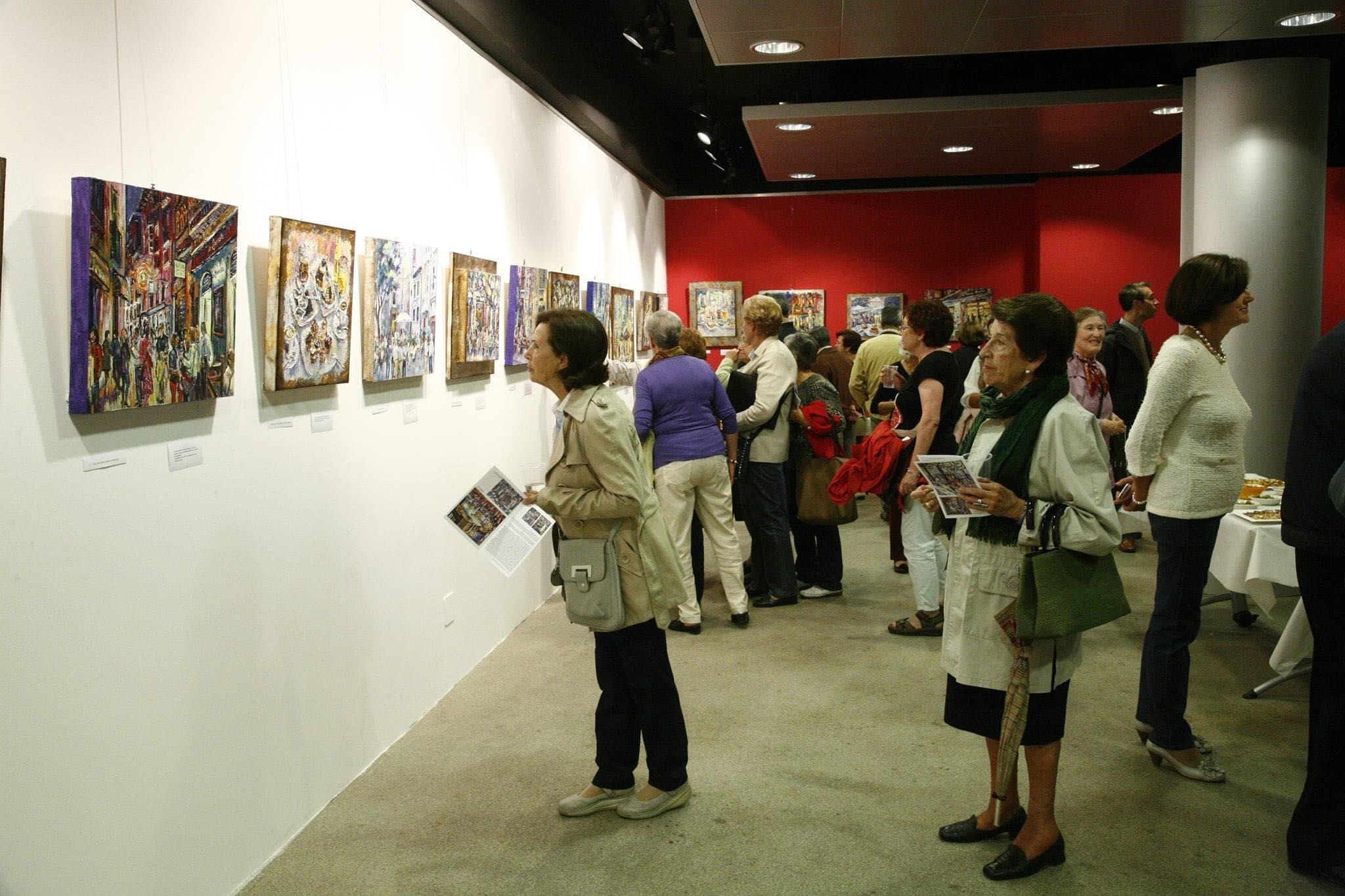 Visitors at the exhibition at Sala Cajacírculo