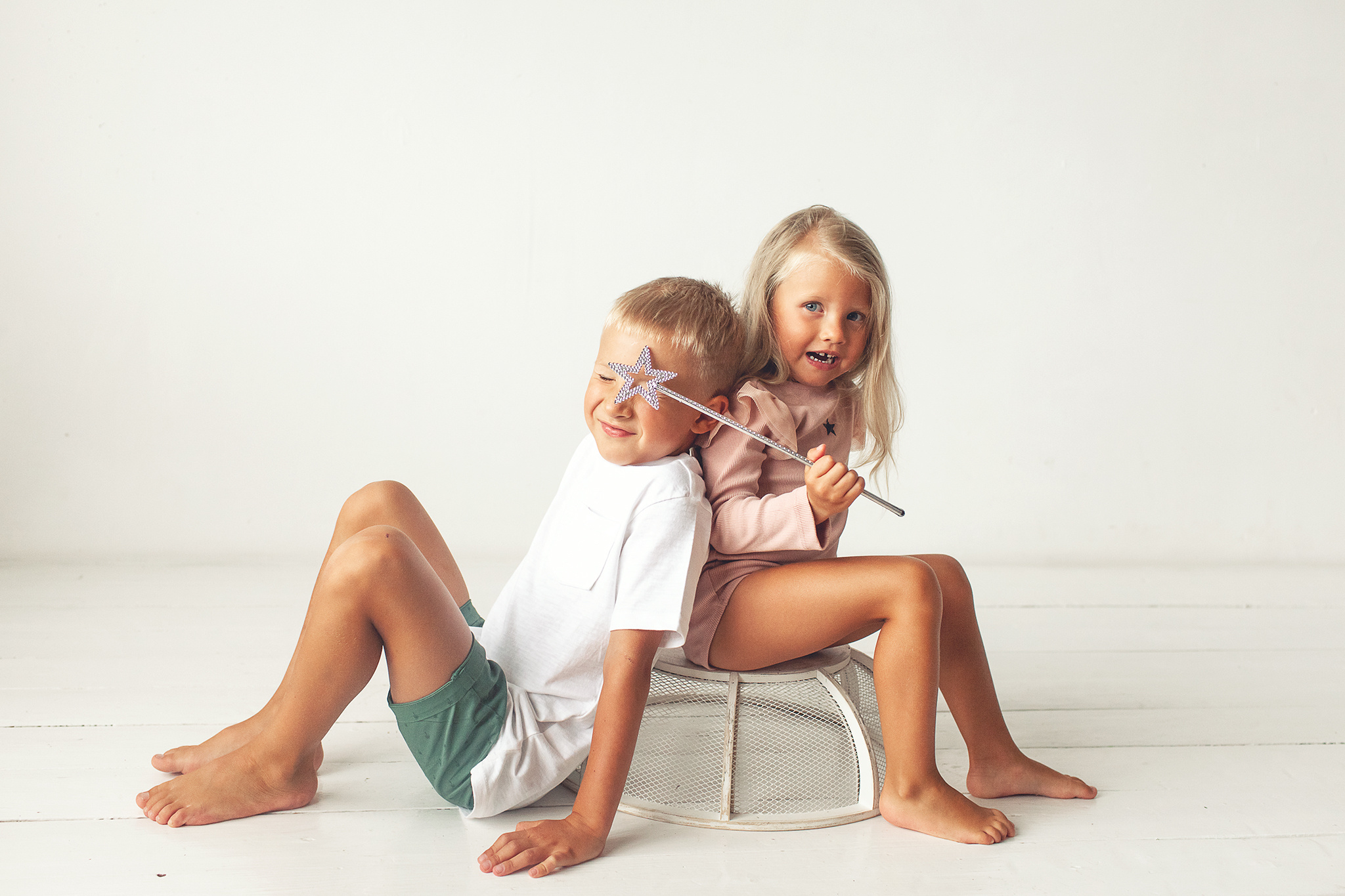 Семейная фотосессия в студии брата и сестры. Детский фотограф в Самаре