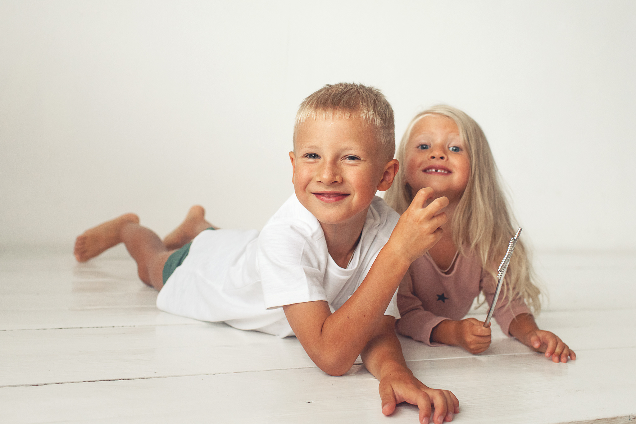 Семейная фотосессия в студии брата и сестры. Детский фотограф в Самаре