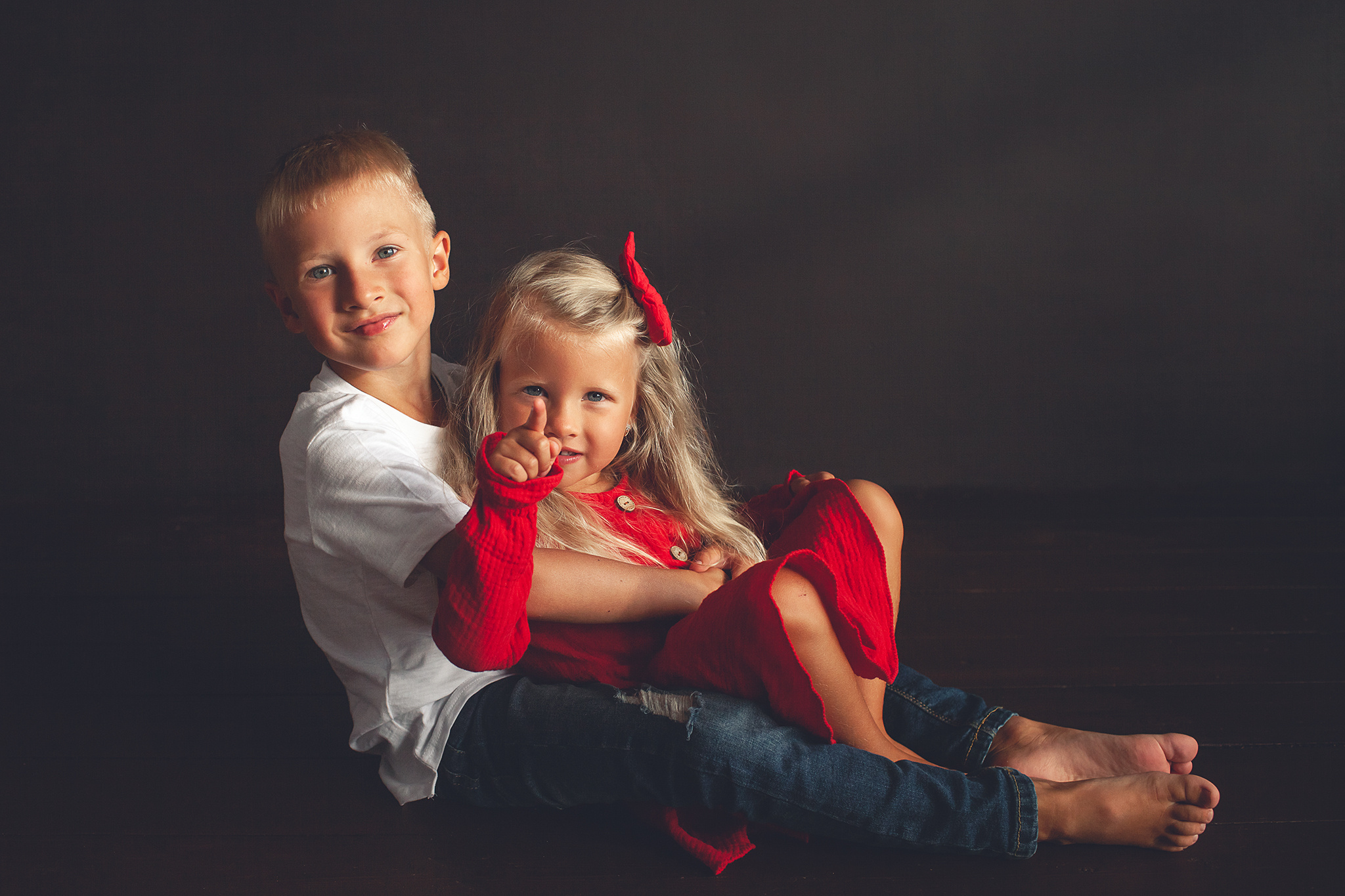 Семейная фотосессия в студии брата и сестры. Детский фотограф в Самаре