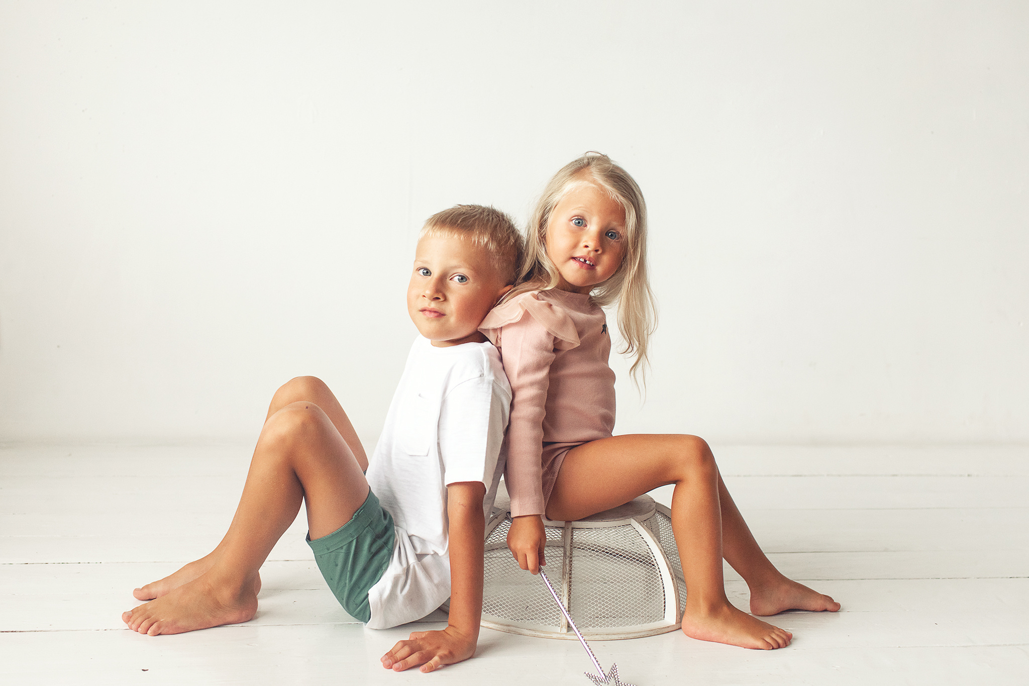 Семейная фотосессия в студии брата и сестры. Детский фотограф в Самаре