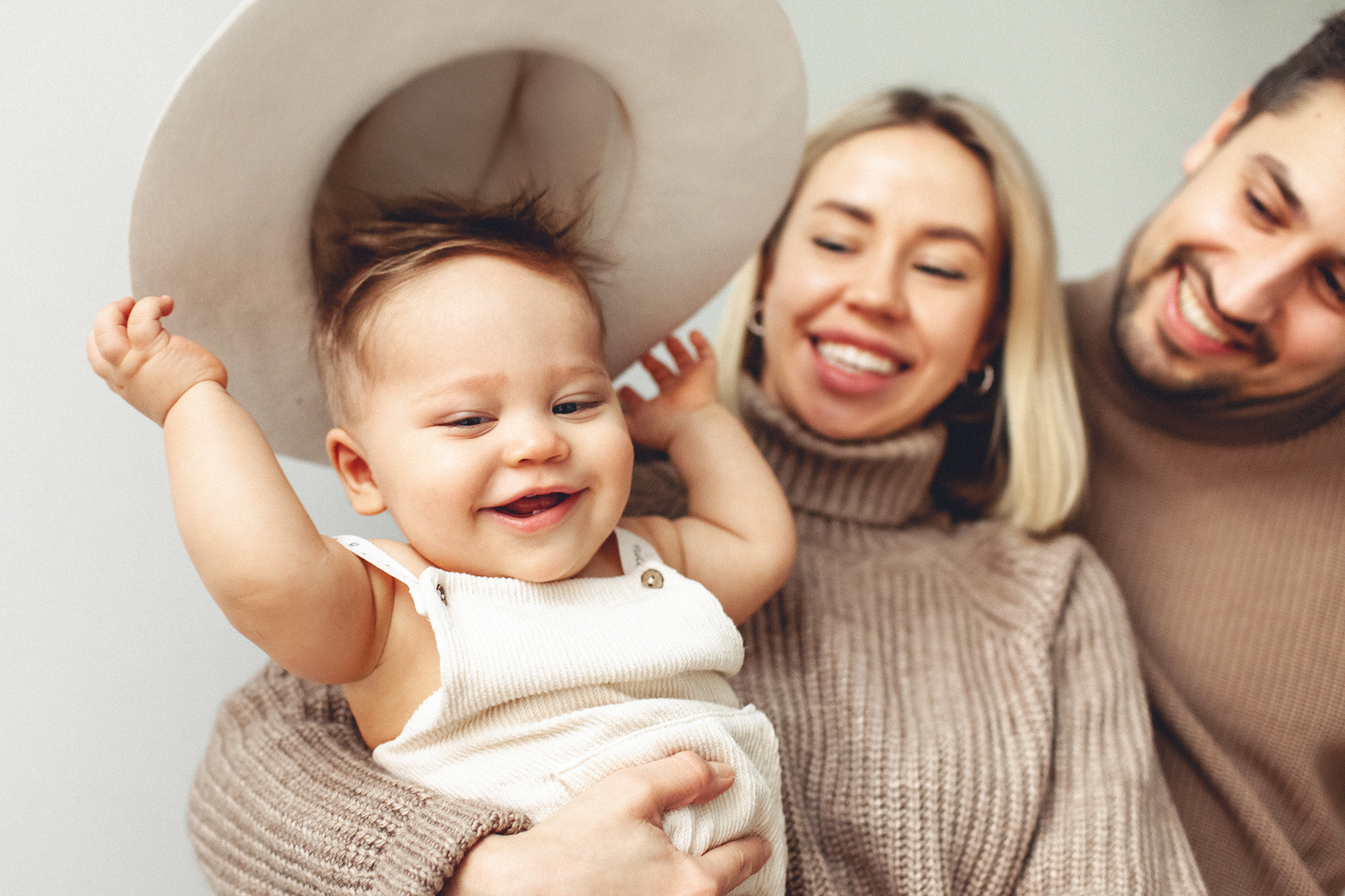 Семейная фотосессия с мамой, папой и шляпой. Детский фотограф в Самаре