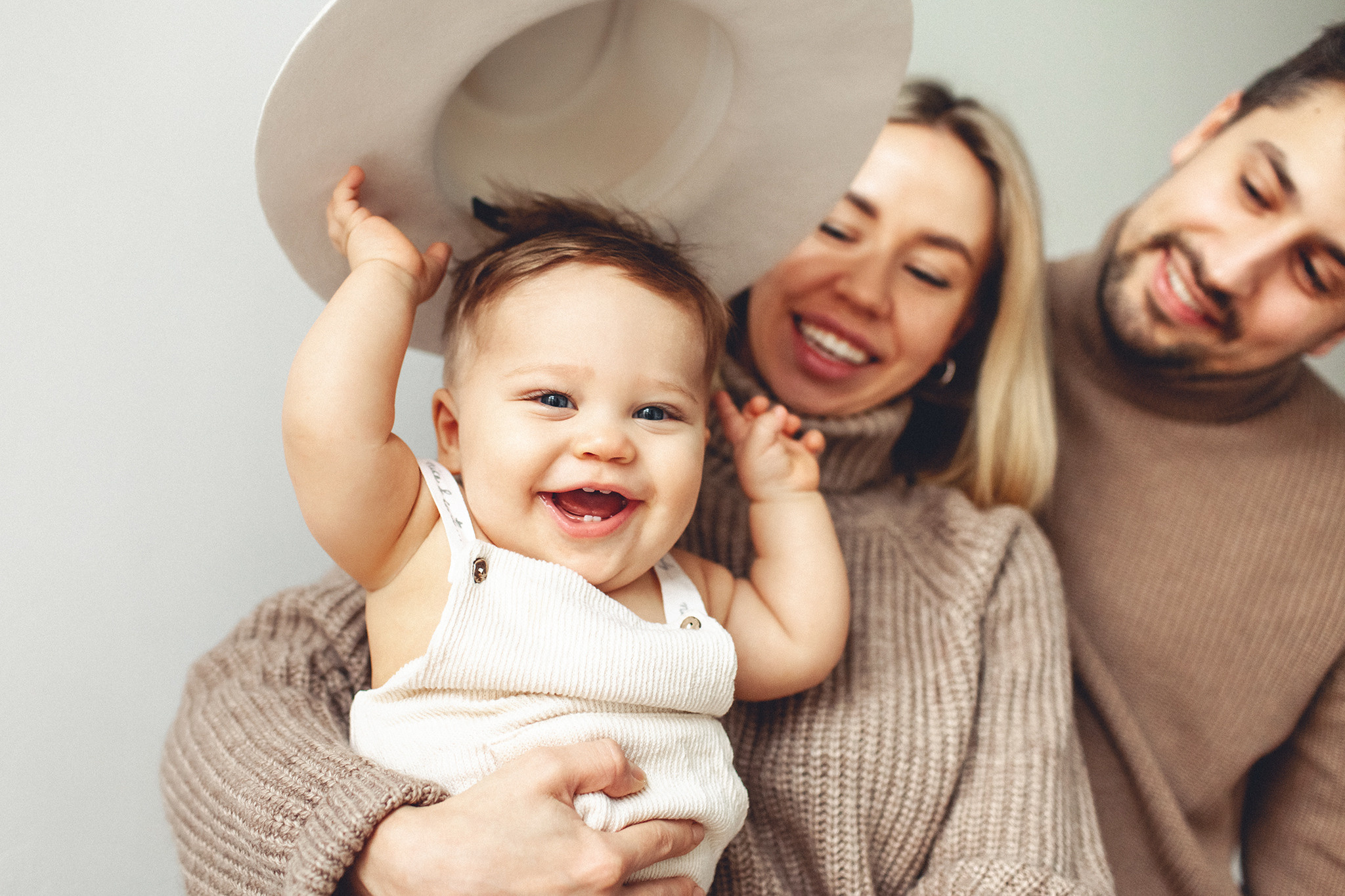 Семейная фотосессия с мамой, папой и шляпой. Детский фотограф в Самаре