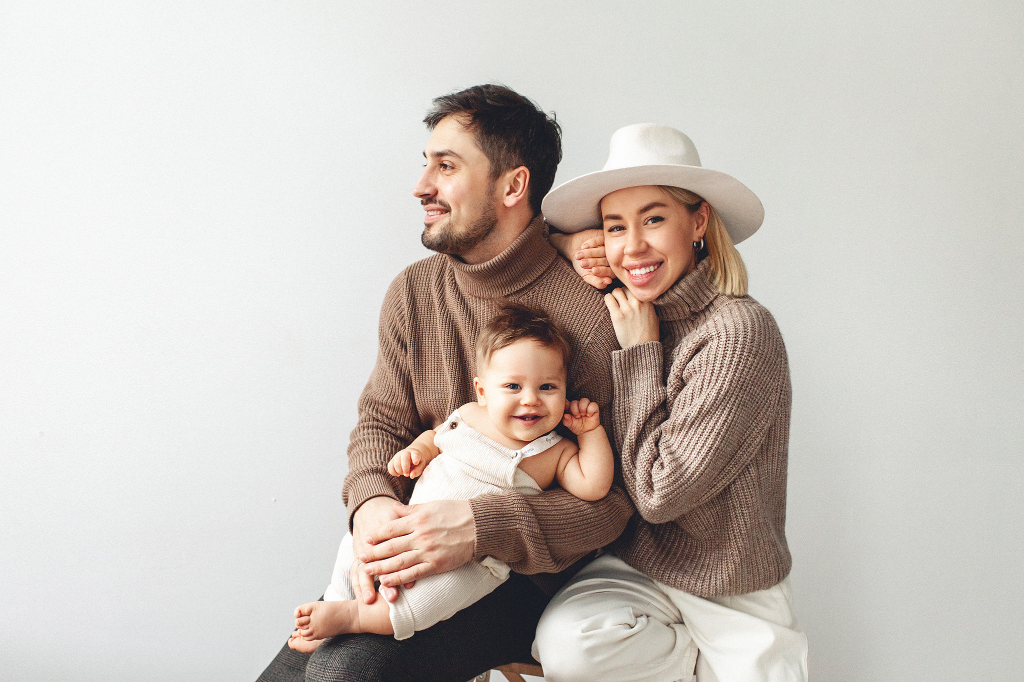 Семейная фотосессия с мамой, папой и шляпой. Детский фотограф в Самаре