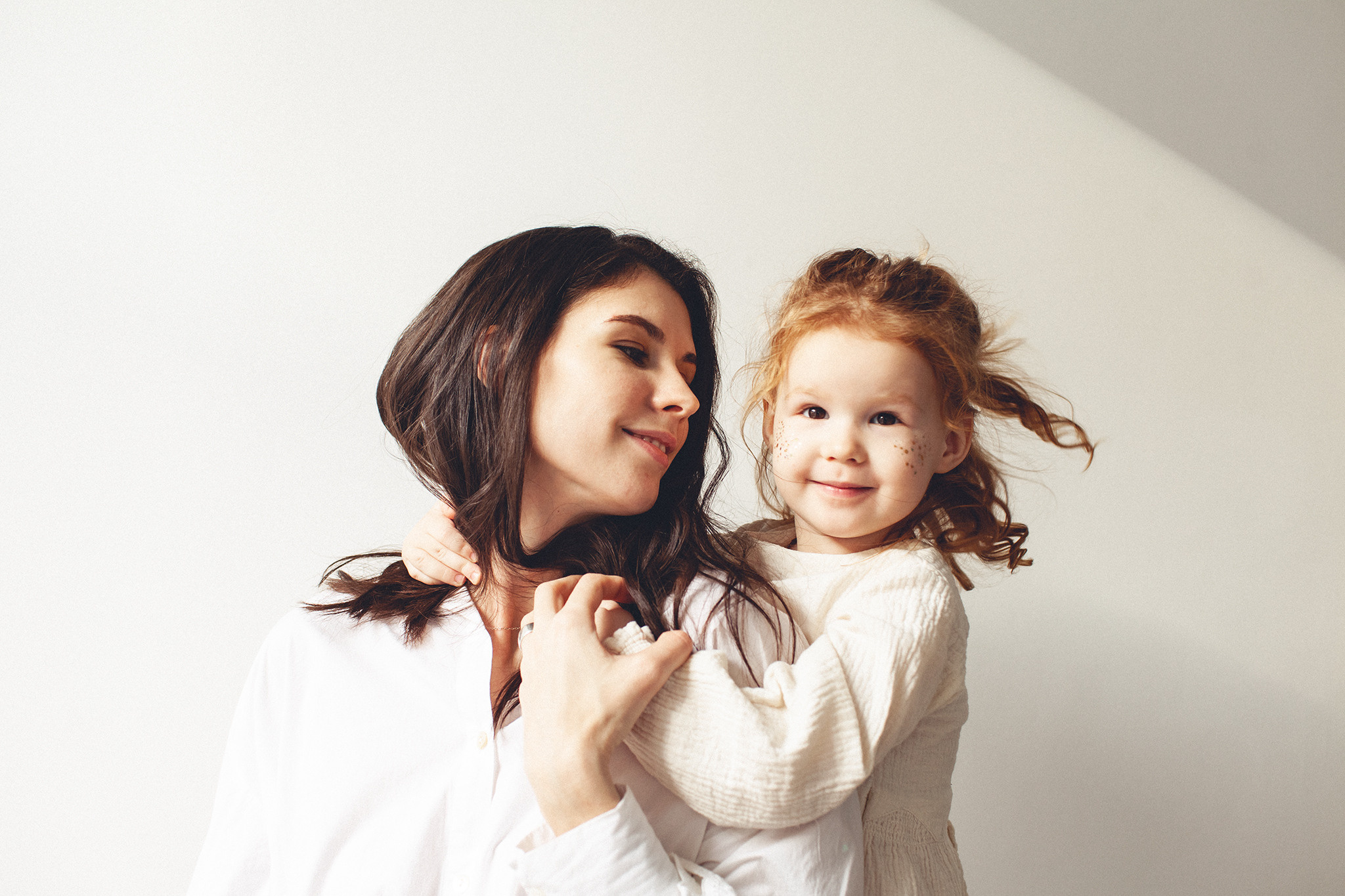Мама и трёхлетняя малышка в фотостудии. Детский фотограф в Самаре
