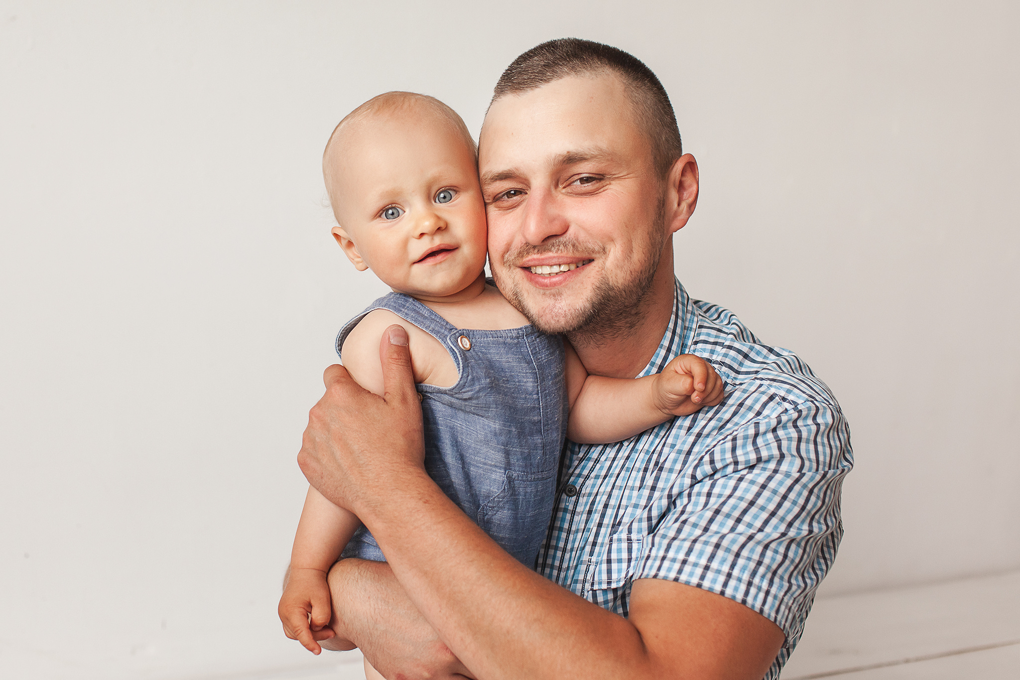 Первый день рождения малыша с тортиком и флажками. Детский фотограф в Самаре
