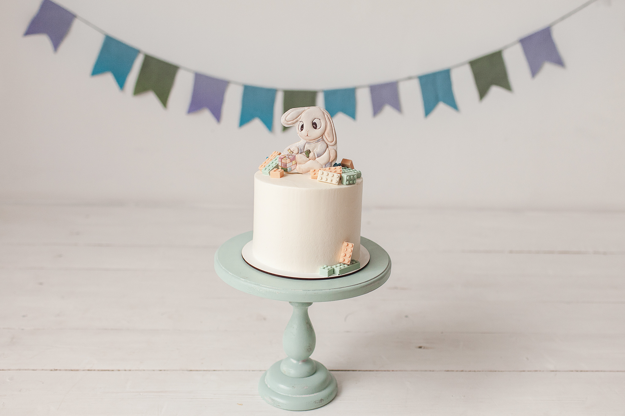 Первый день рождения малыша с тортиком и флажками. Детский фотограф в Самаре