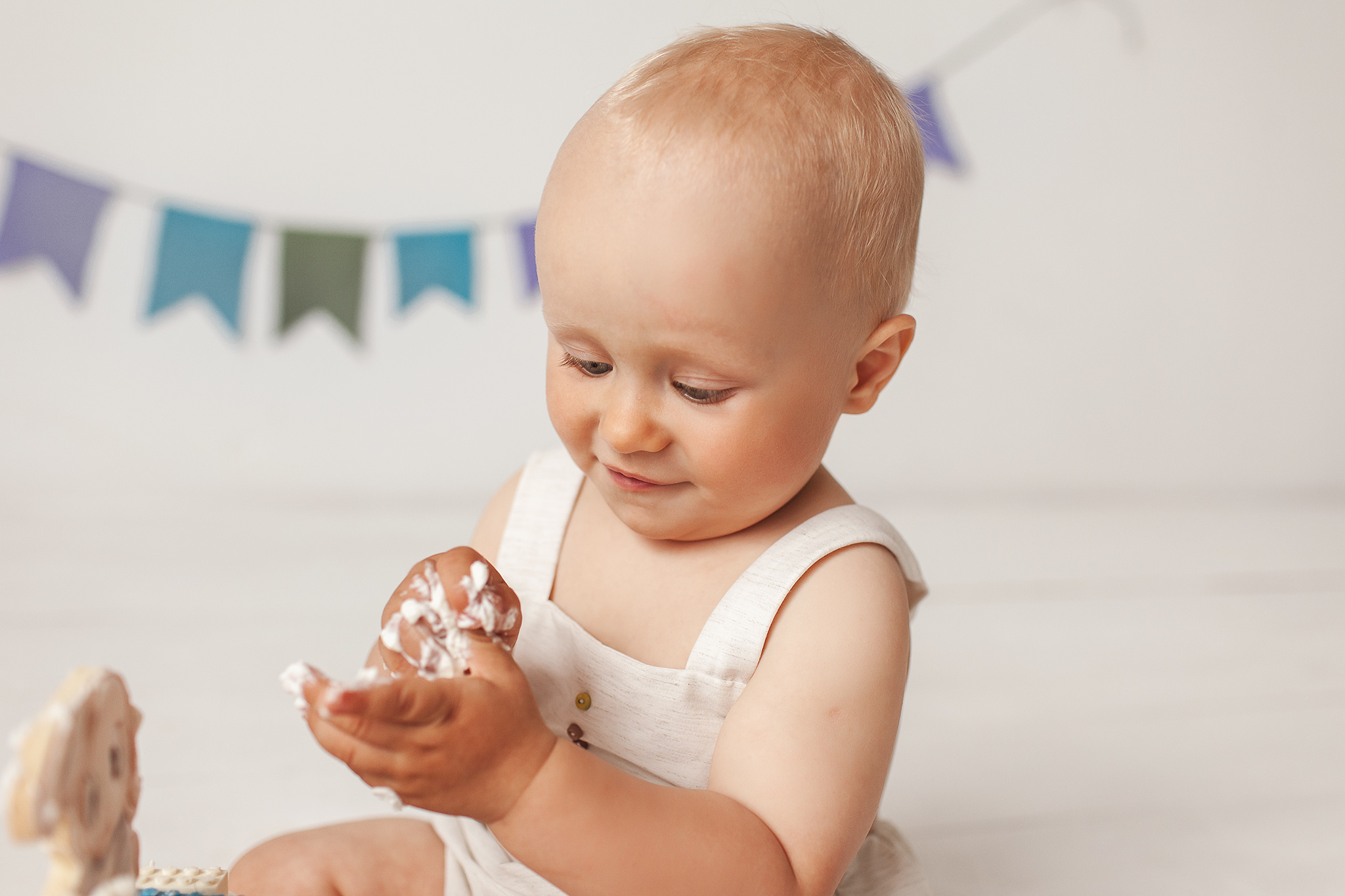 Первый день рождения малыша с тортиком и флажками. Детский фотограф в Самаре