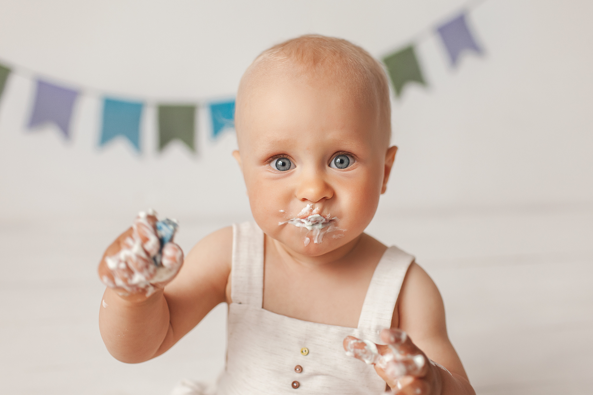 Первый день рождения малыша с тортиком и флажками. Детский фотограф в Самаре