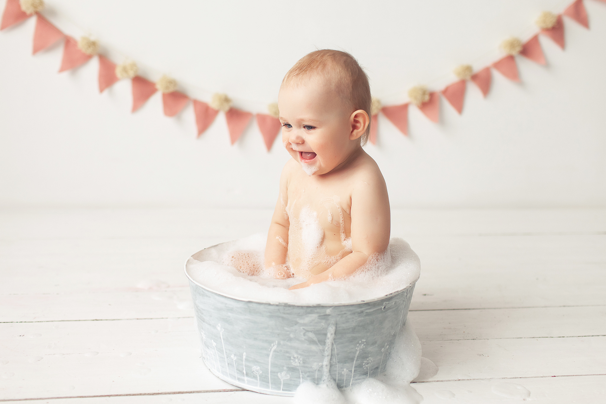 Фото сессия о том, как маленькая Милана разгромила свой Первый тортик. Детский фотограф в Самаре