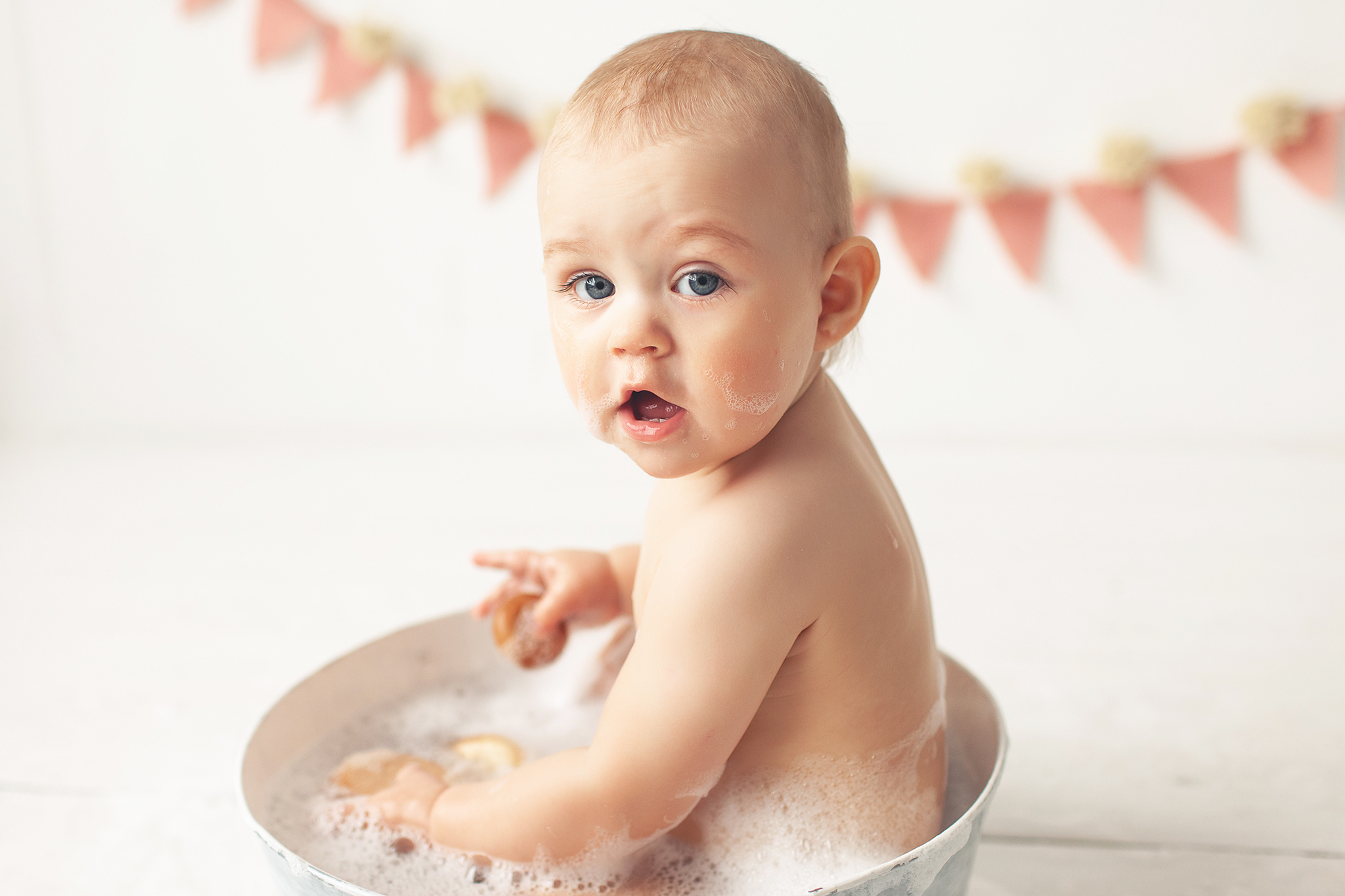 Фото сессия о том, как маленькая Милана разгромила свой Первый тортик. Детский фотограф в Самаре