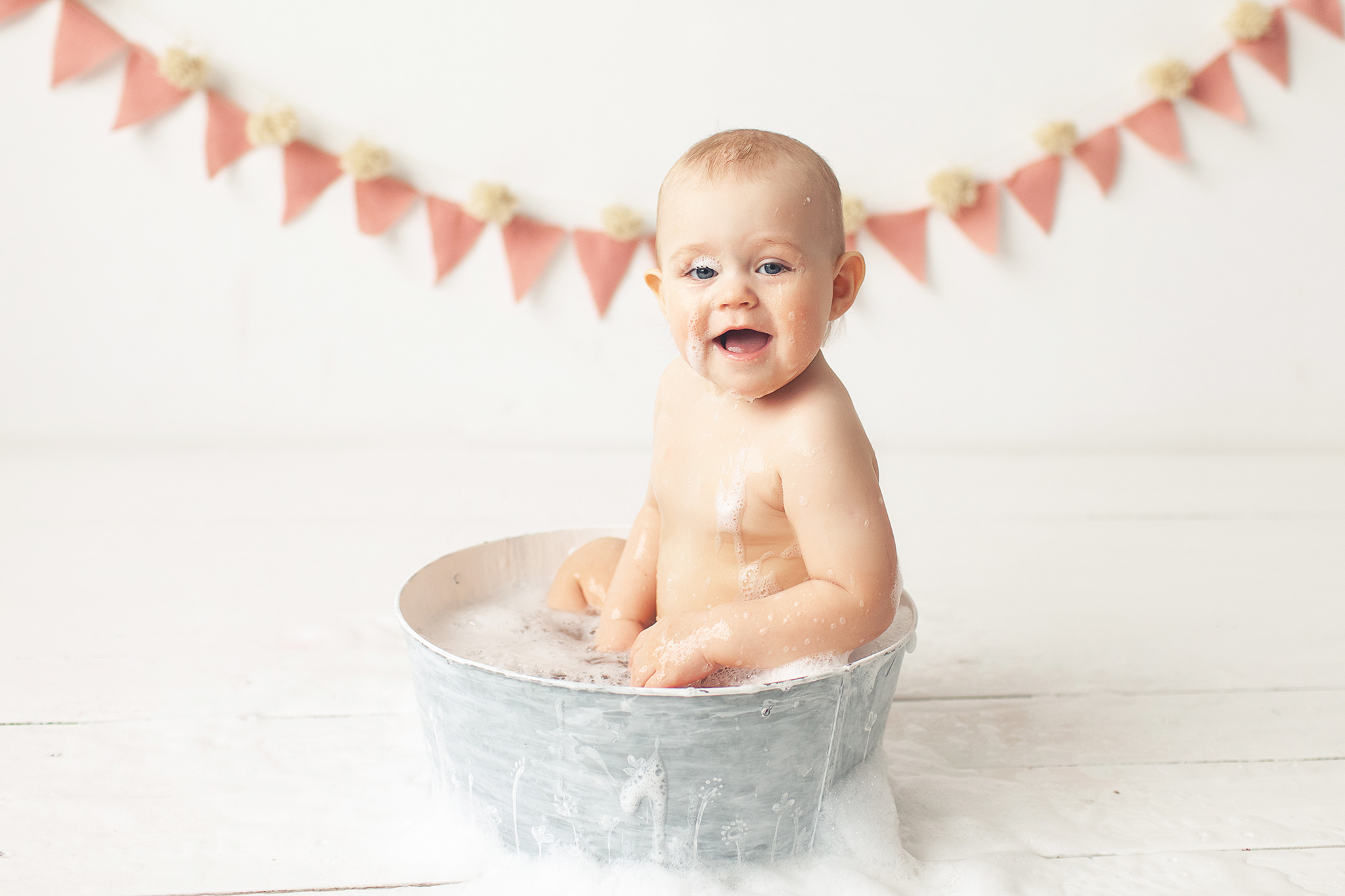 Фото сессия о том, как маленькая Милана разгромила свой Первый тортик. Детский фотограф в Самаре