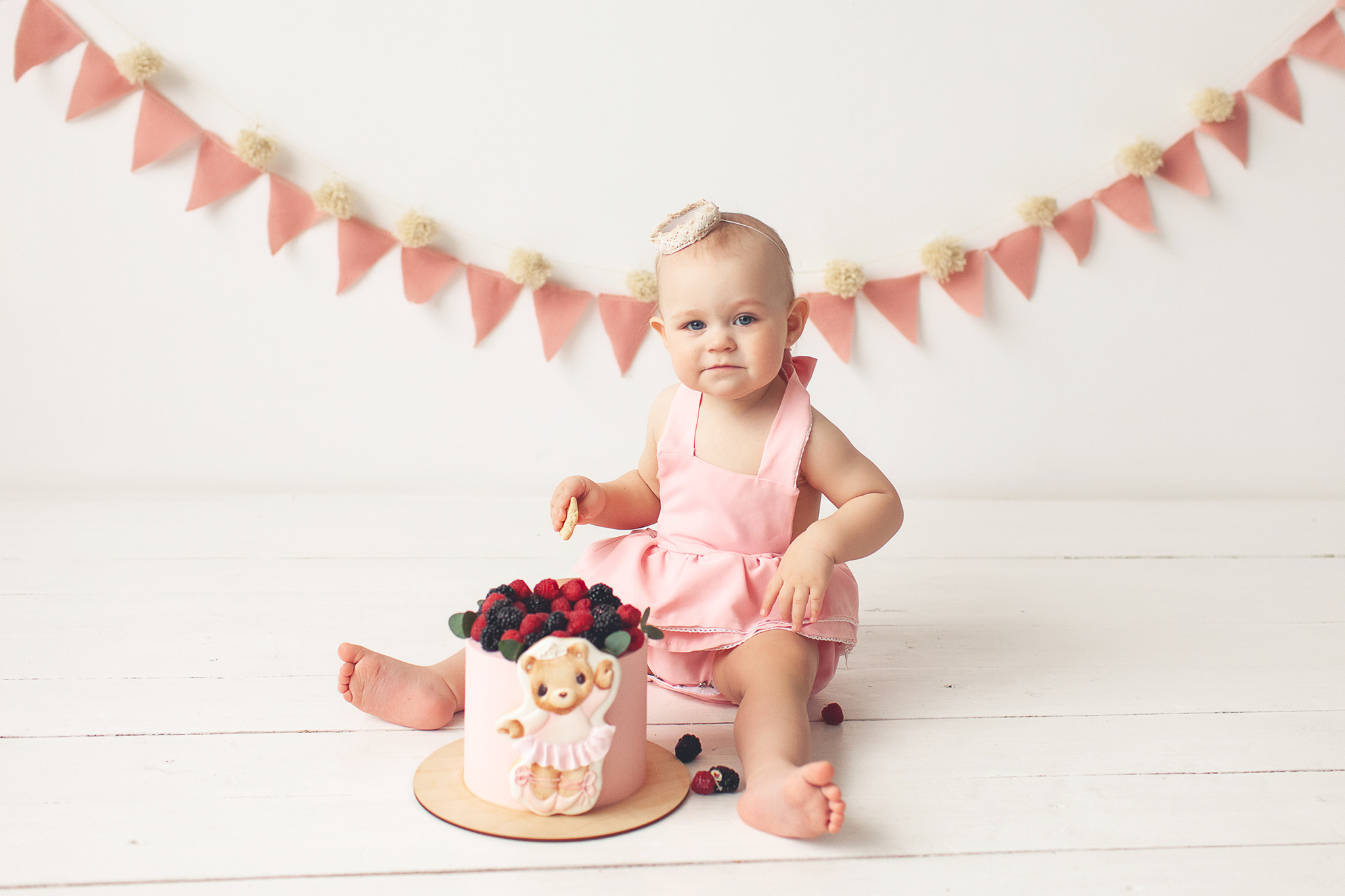 Фото сессия о том, как маленькая Милана разгромила свой Первый тортик. Детский фотограф в Самаре