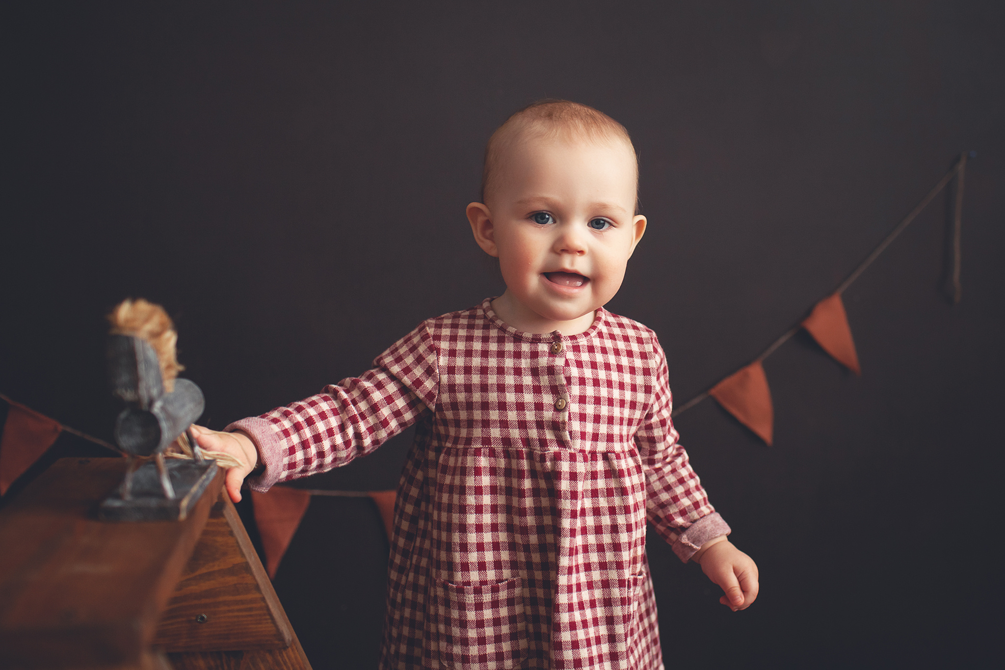 Фото сессия о том, как маленькая Милана разгромила свой Первый тортик. Детский фотограф в Самаре