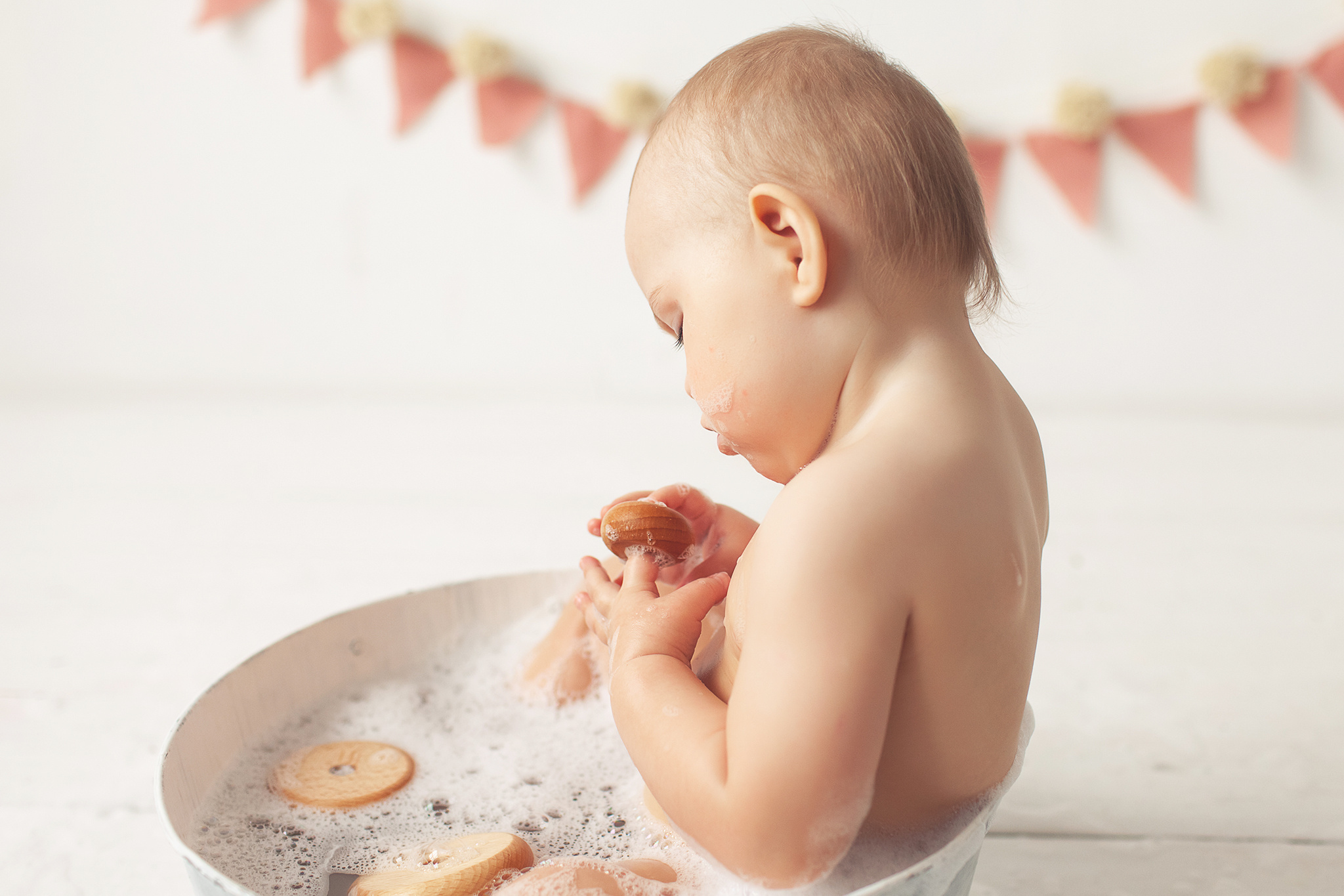 Фото сессия о том, как маленькая Милана разгромила свой Первый тортик. Детский фотограф в Самаре