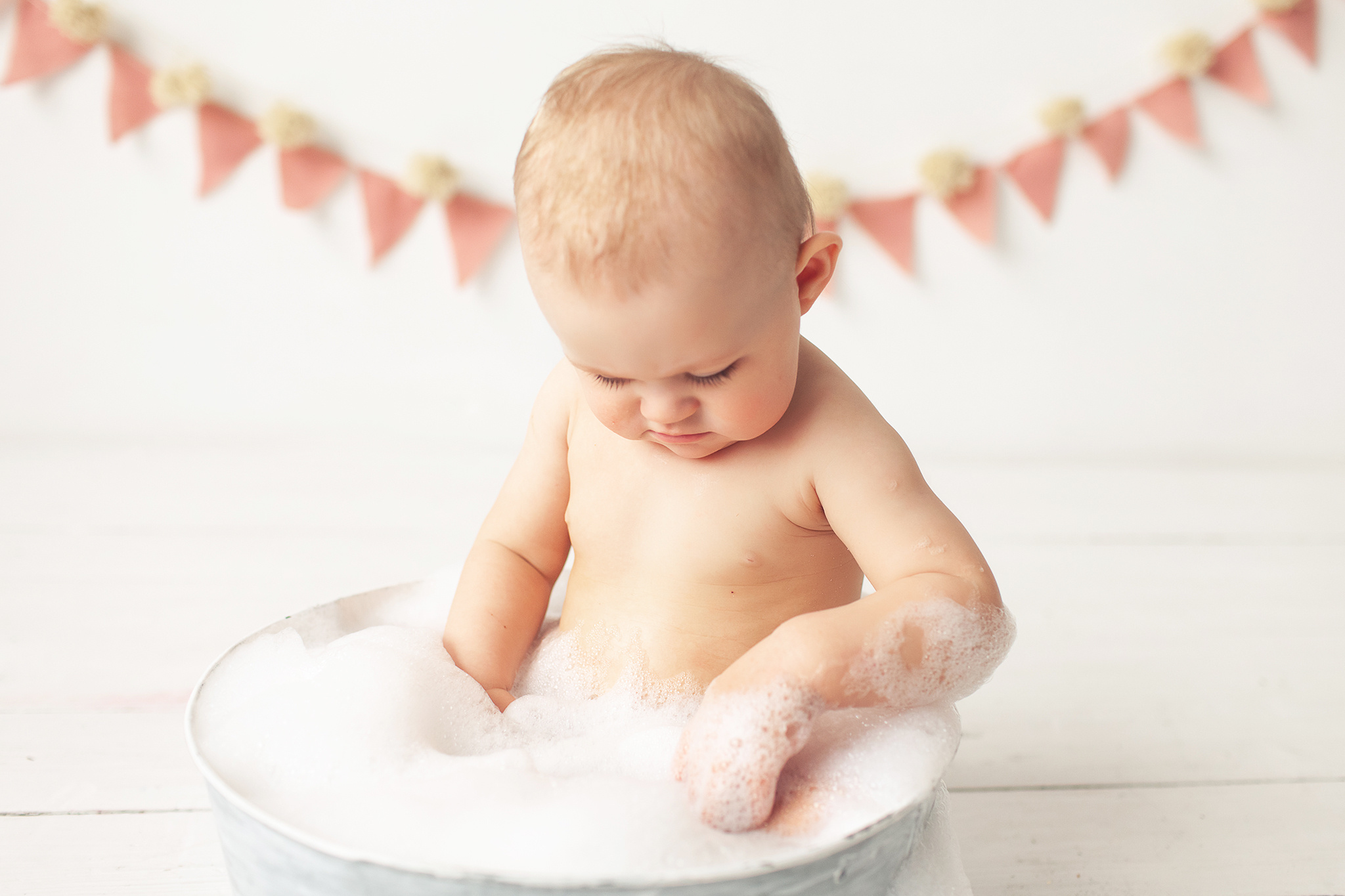 Фото сессия о том, как маленькая Милана разгромила свой Первый тортик. Детский фотограф в Самаре