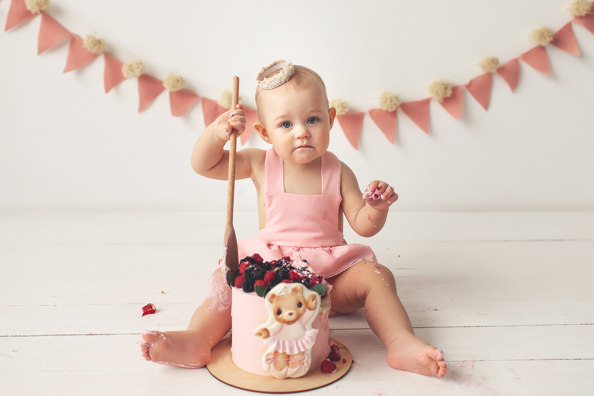 Фото сессия о том, как маленькая Милана разгромила свой Первый тортик. Детский фотограф в Самаре