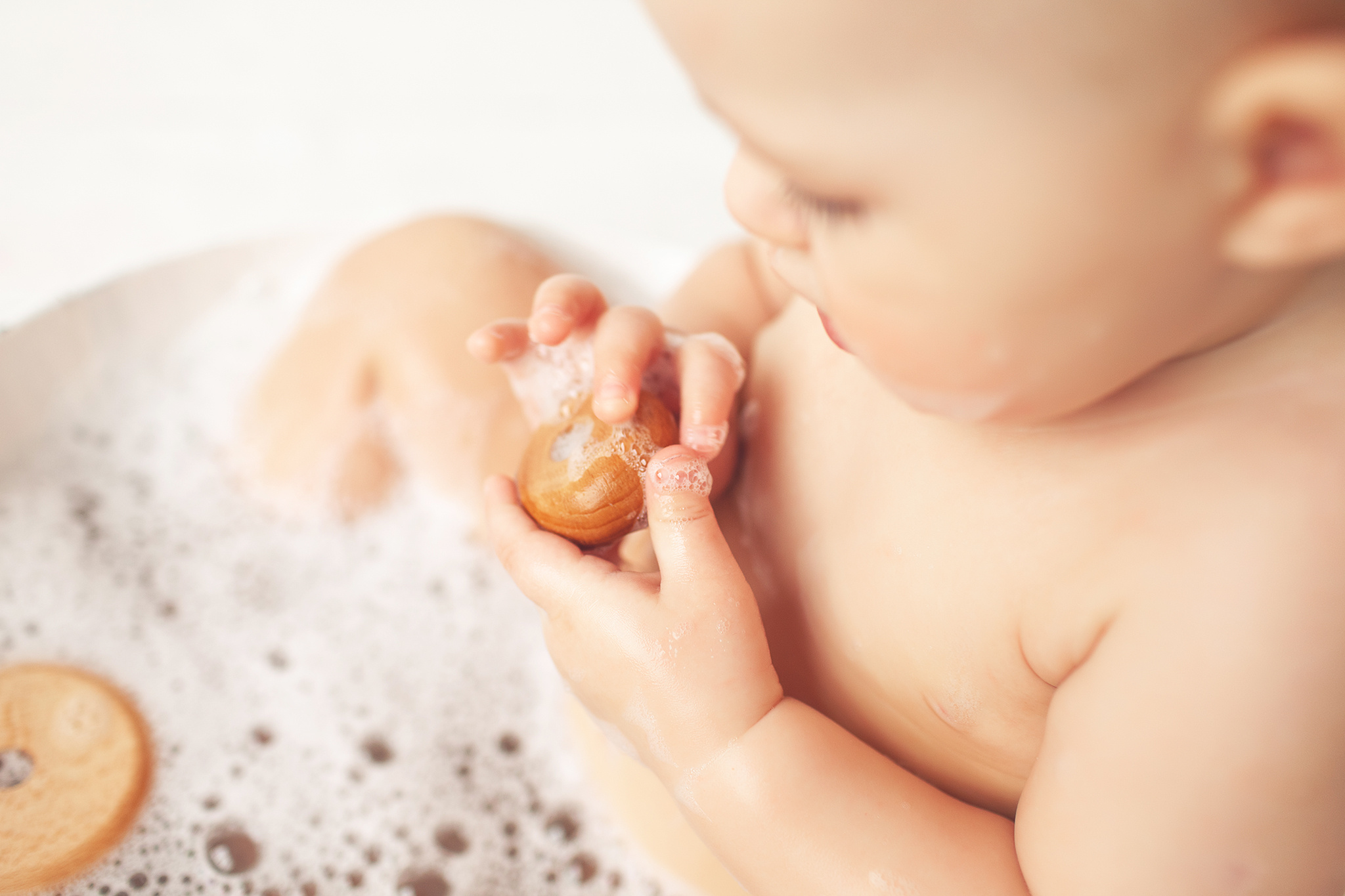 Фото сессия о том, как маленькая Милана разгромила свой Первый тортик. Детский фотограф в Самаре