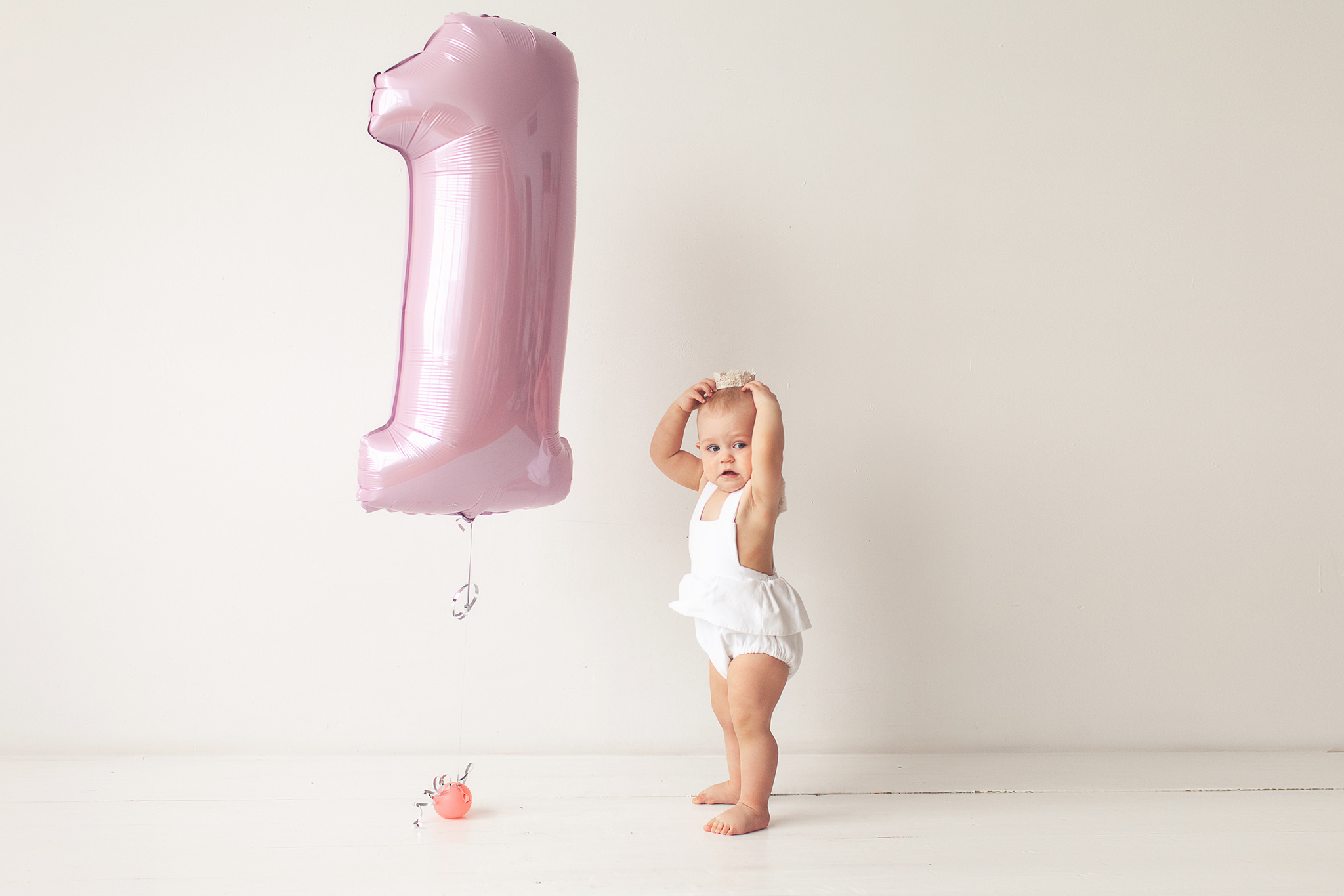 Фото сессия о том, как маленькая Милана разгромила свой Первый тортик. Детский фотограф в Самаре