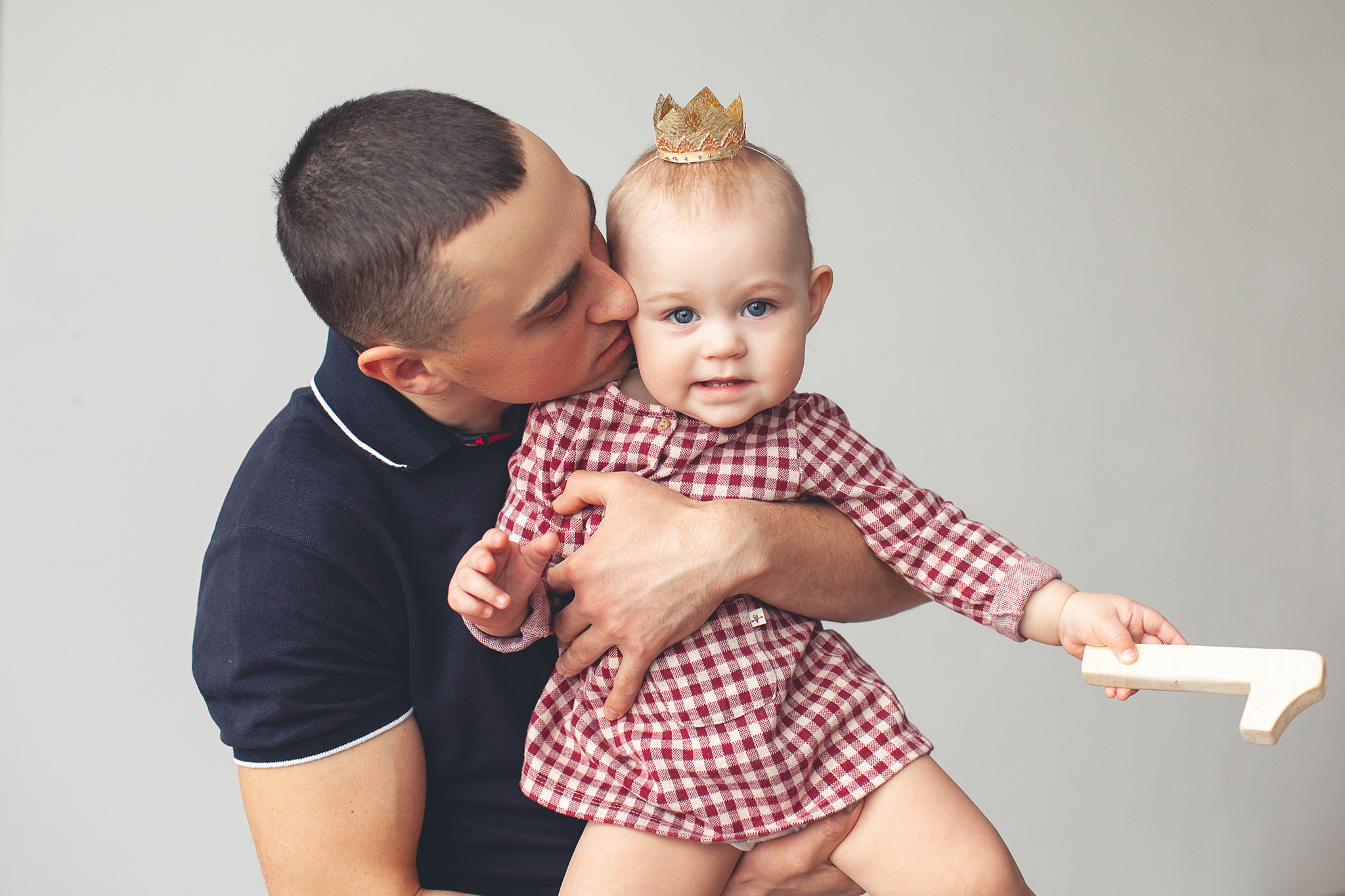 Фото сессия о том, как маленькая Милана разгромила свой Первый тортик. Детский фотограф в Самаре
