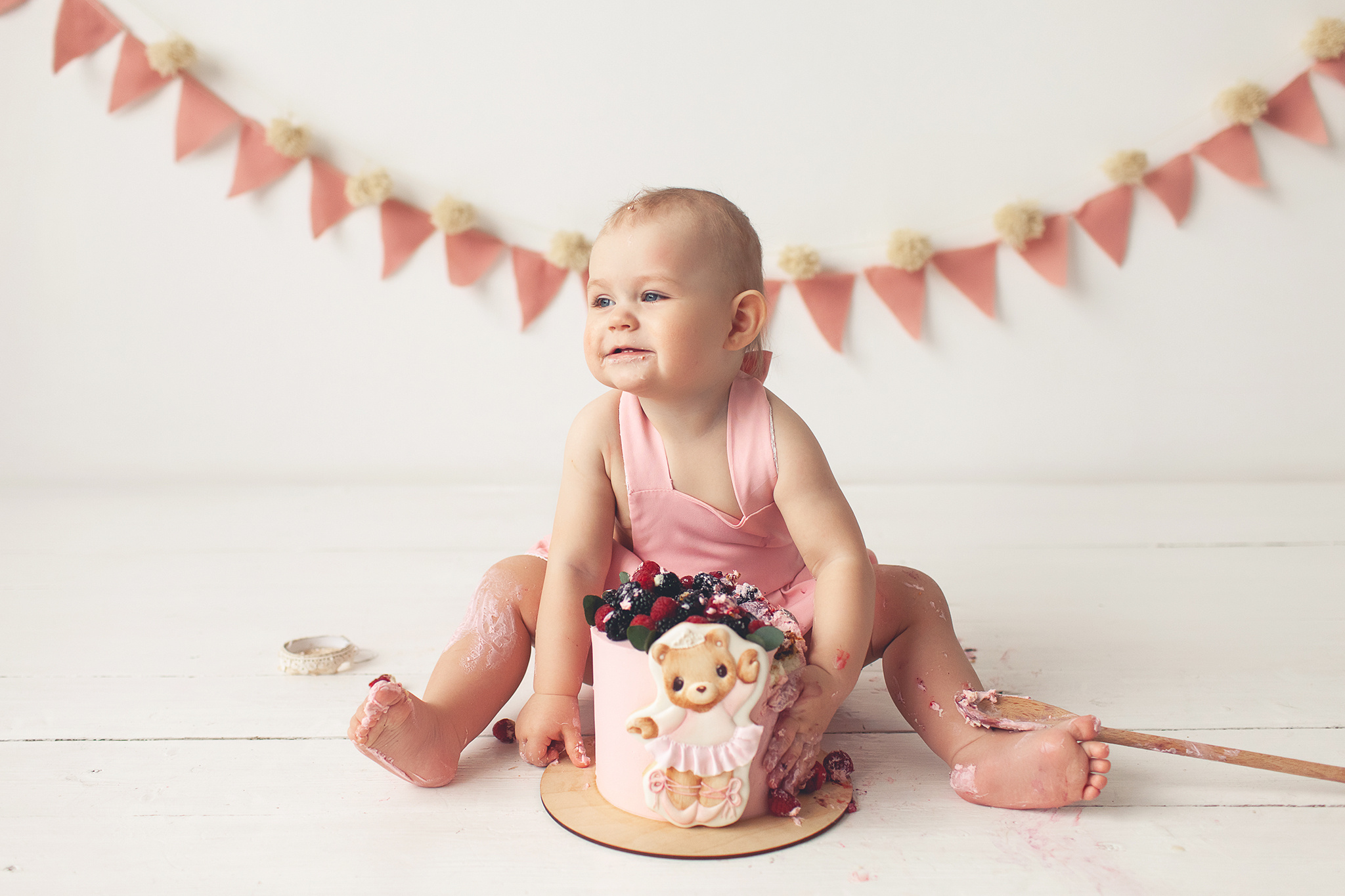 Фото сессия о том, как маленькая Милана разгромила свой Первый тортик. Детский фотограф в Самаре