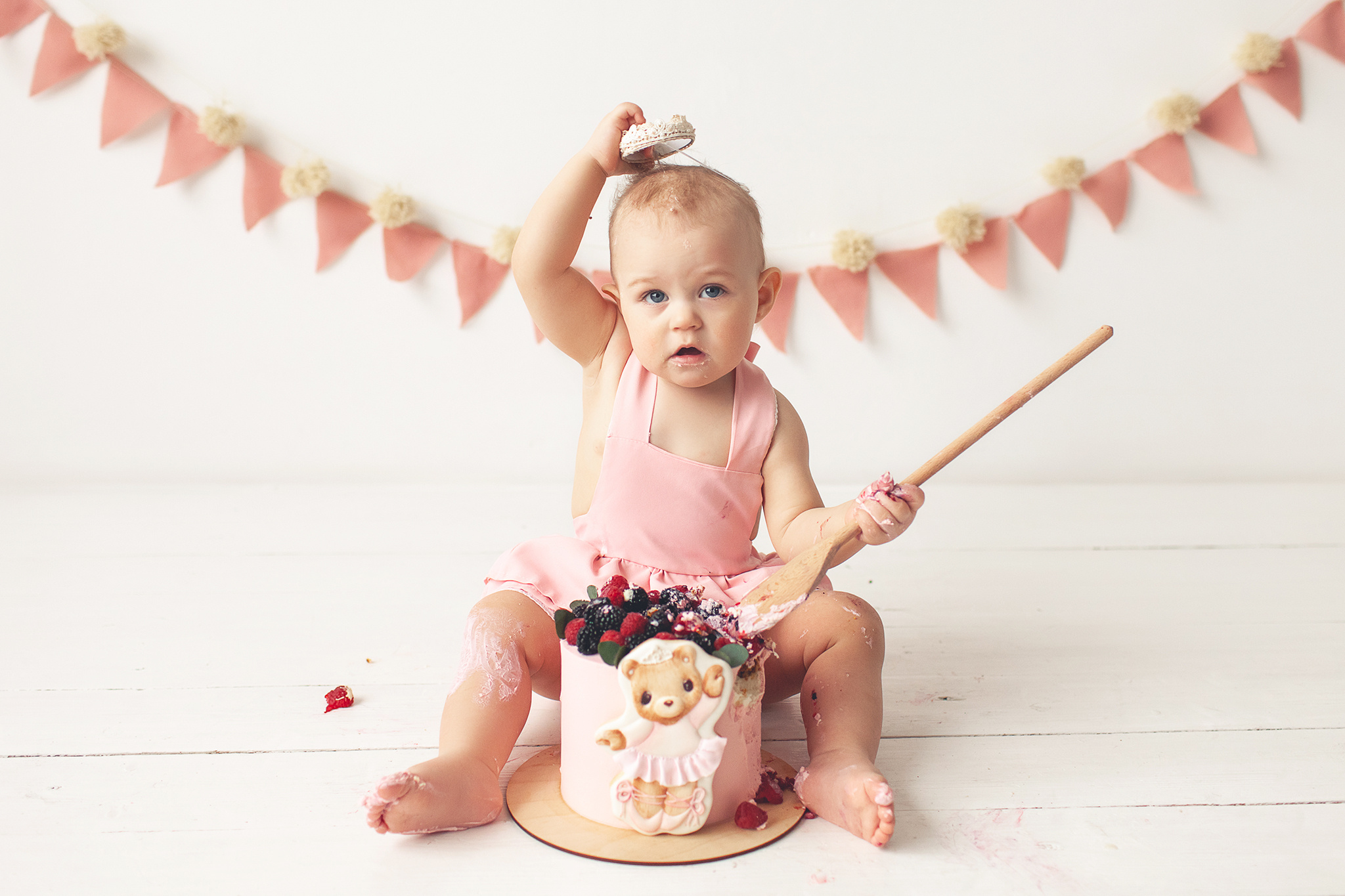 Фото сессия о том, как маленькая Милана разгромила свой Первый тортик. Детский фотограф в Самаре