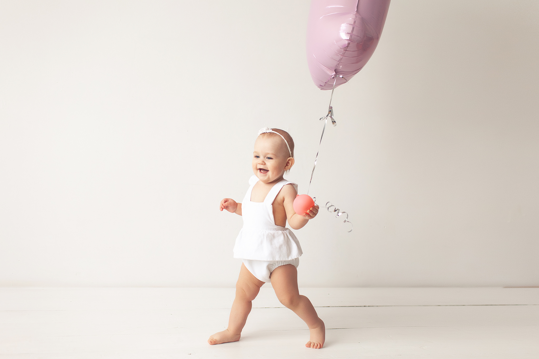 Фото сессия о том, как маленькая Милана разгромила свой Первый тортик. Детский фотограф в Самаре