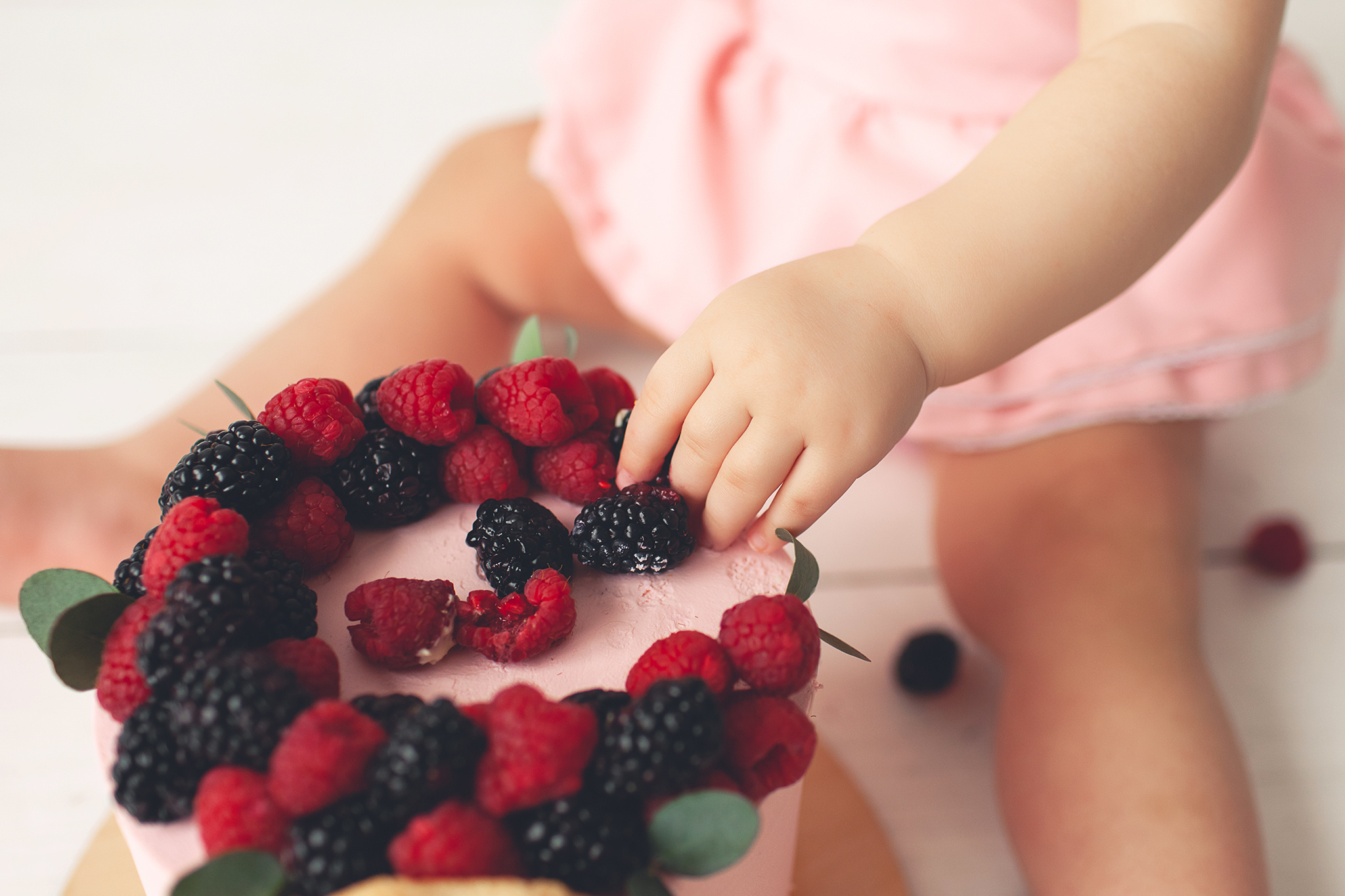 Фото сессия о том, как маленькая Милана разгромила свой Первый тортик. Детский фотограф в Самаре