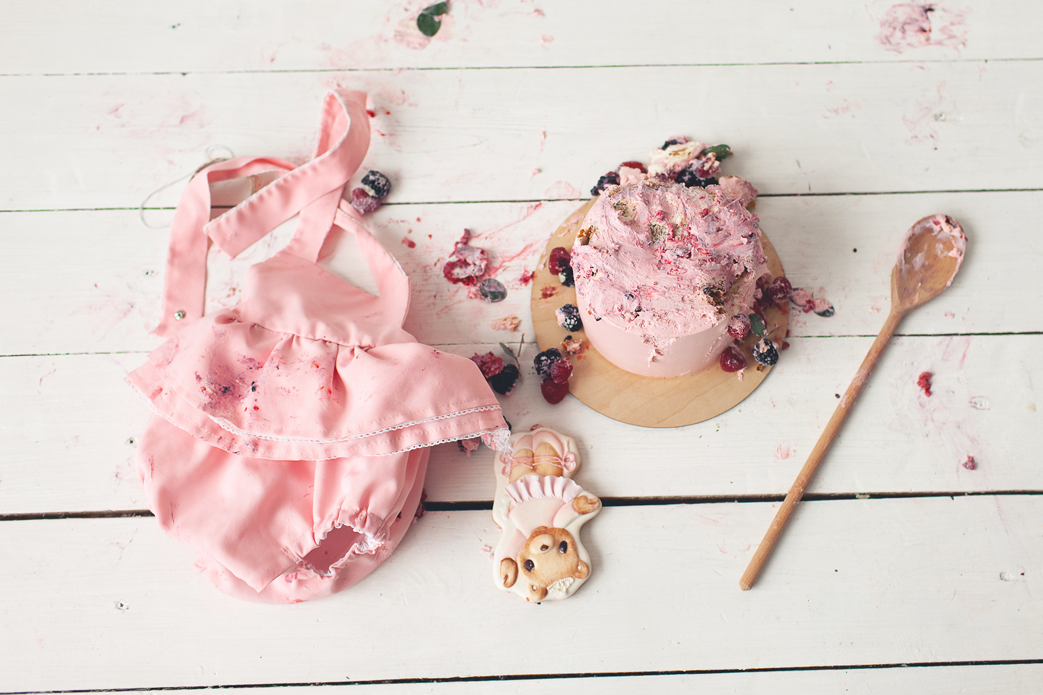 Фото сессия о том, как маленькая Милана разгромила свой Первый тортик. Детский фотограф в Самаре