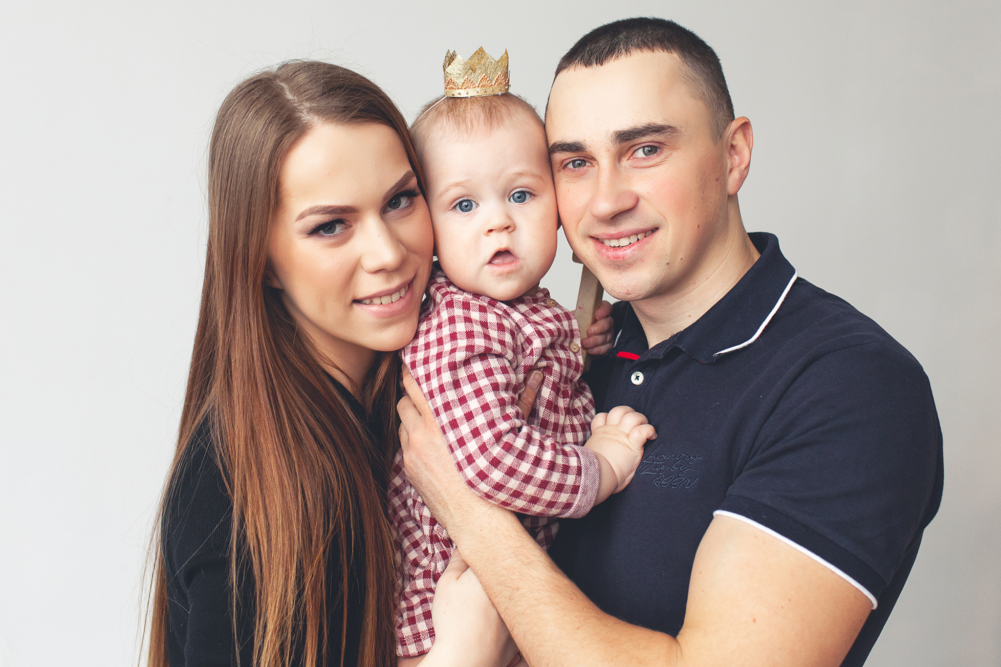 Фото сессия о том, как маленькая Милана разгромила свой Первый тортик. Детский фотограф в Самаре