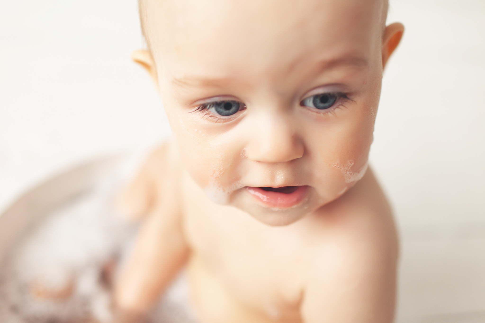 Фото сессия о том, как маленькая Милана разгромила свой Первый тортик. Детский фотограф в Самаре