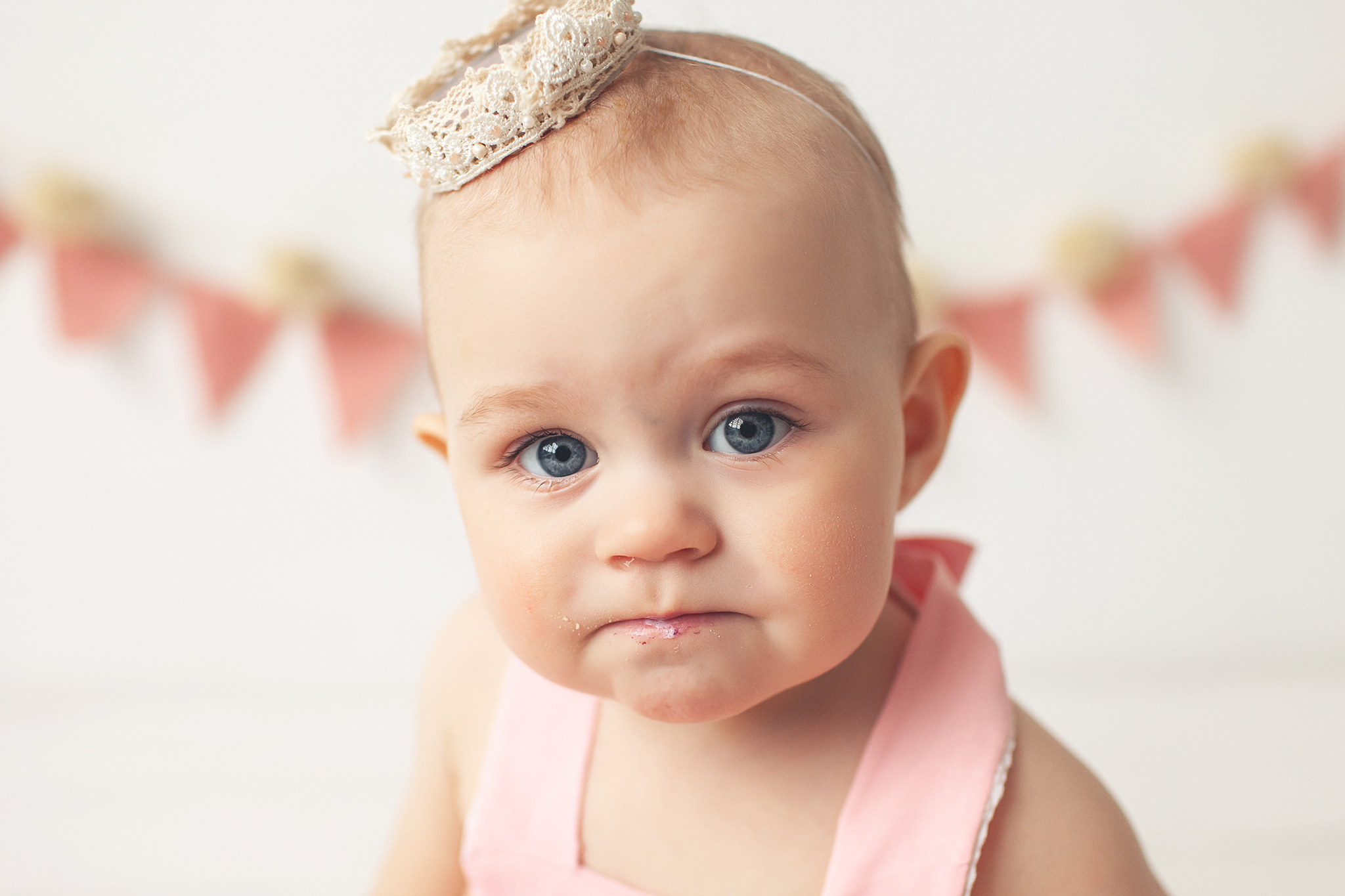 Фото сессия о том, как маленькая Милана разгромила свой Первый тортик. Детский фотограф в Самаре