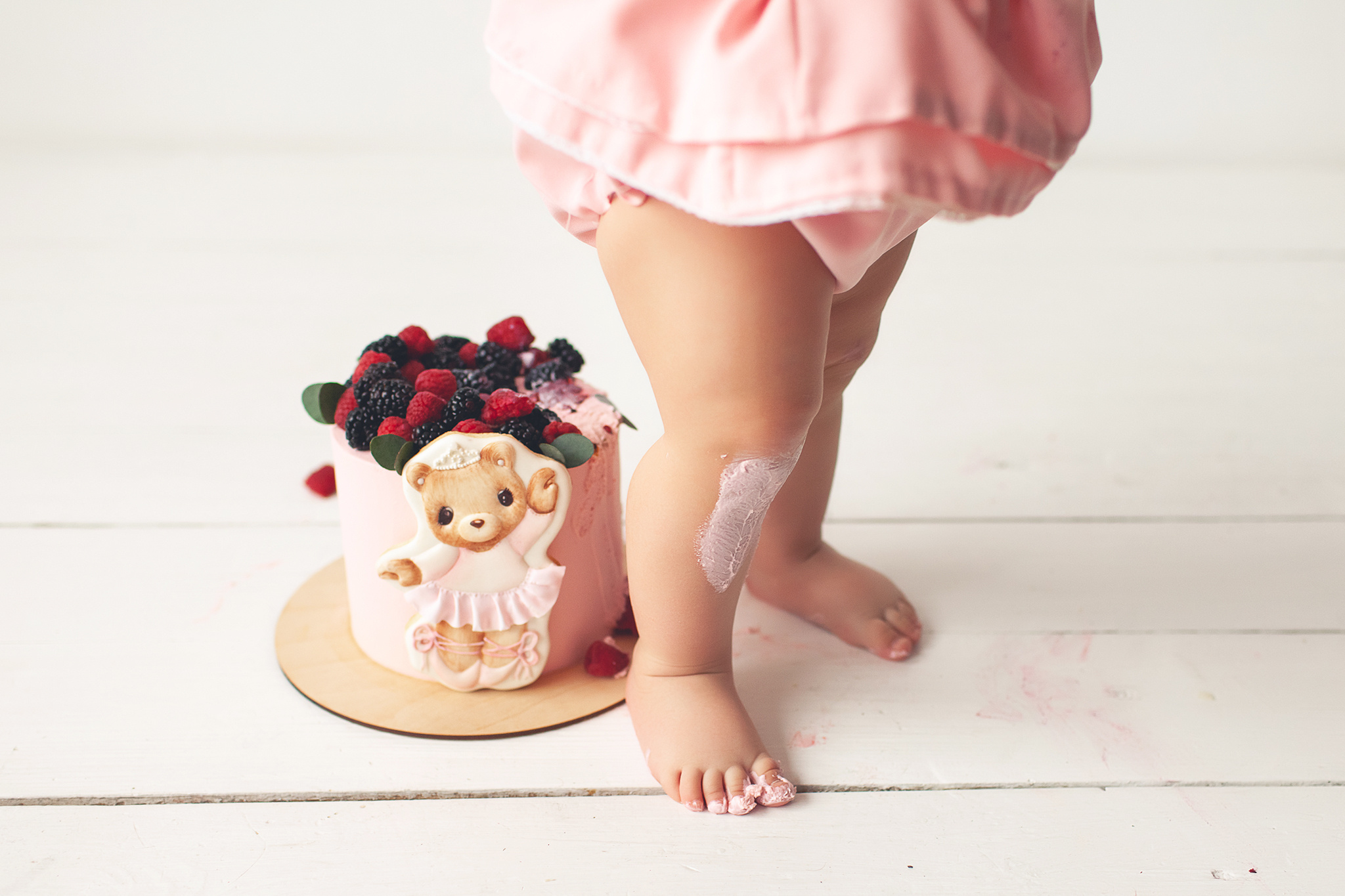 Фото сессия о том, как маленькая Милана разгромила свой Первый тортик. Детский фотограф в Самаре
