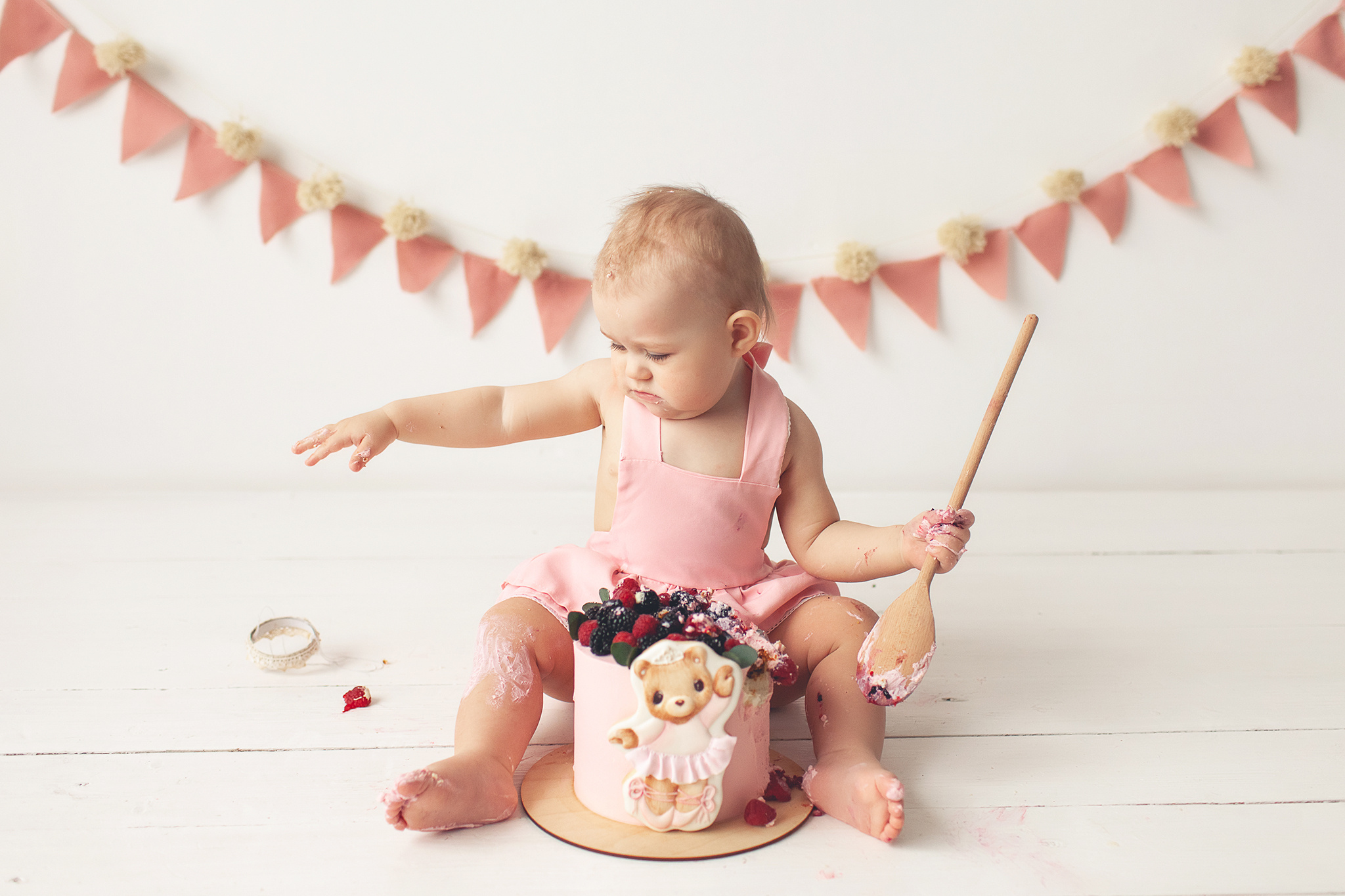 Фото сессия о том, как маленькая Милана разгромила свой Первый тортик. Детский фотограф в Самаре