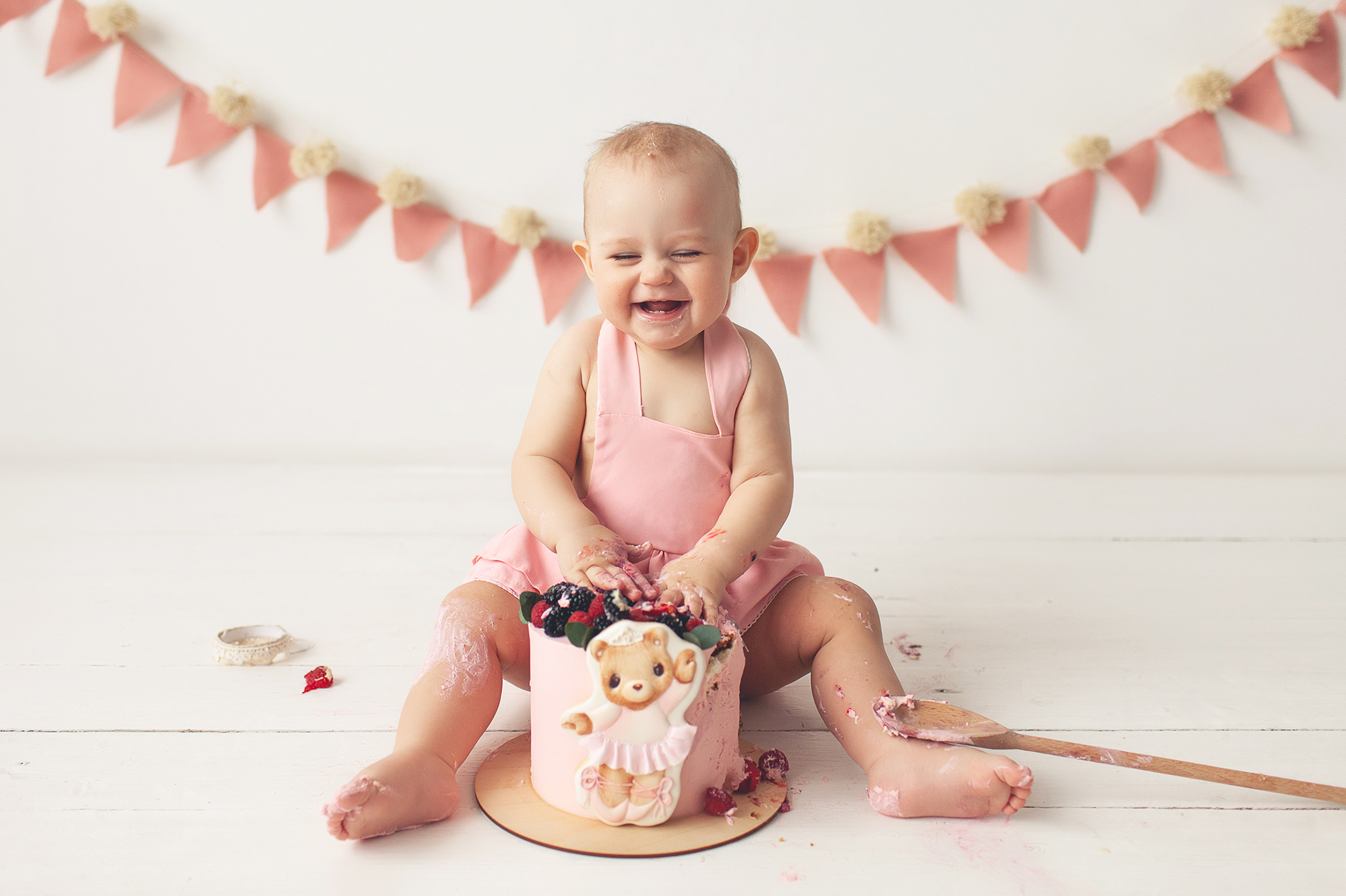 Фото сессия о том, как маленькая Милана разгромила свой Первый тортик. Детский фотограф в Самаре