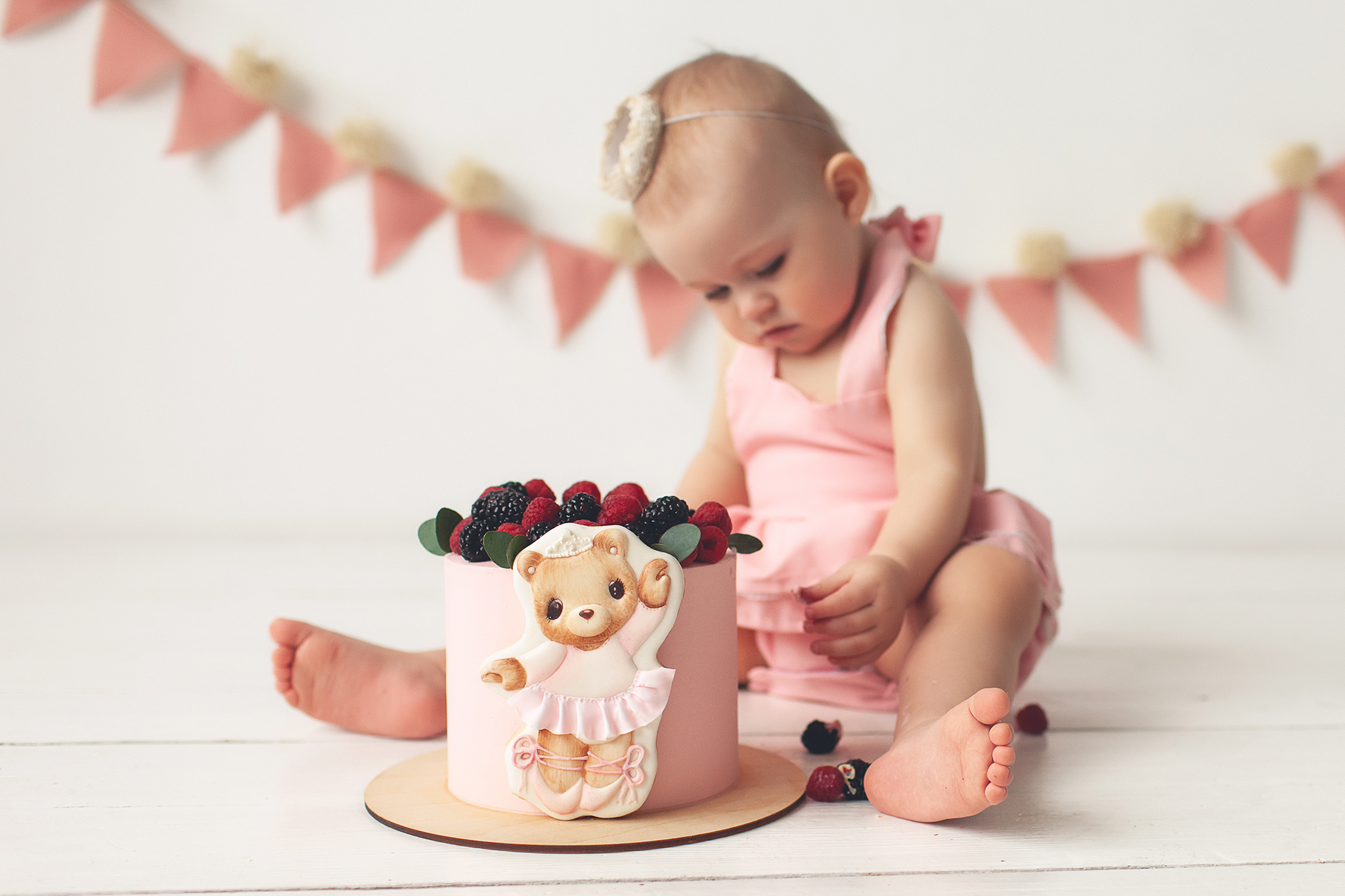 Фото сессия о том, как маленькая Милана разгромила свой Первый тортик. Детский фотограф в Самаре
