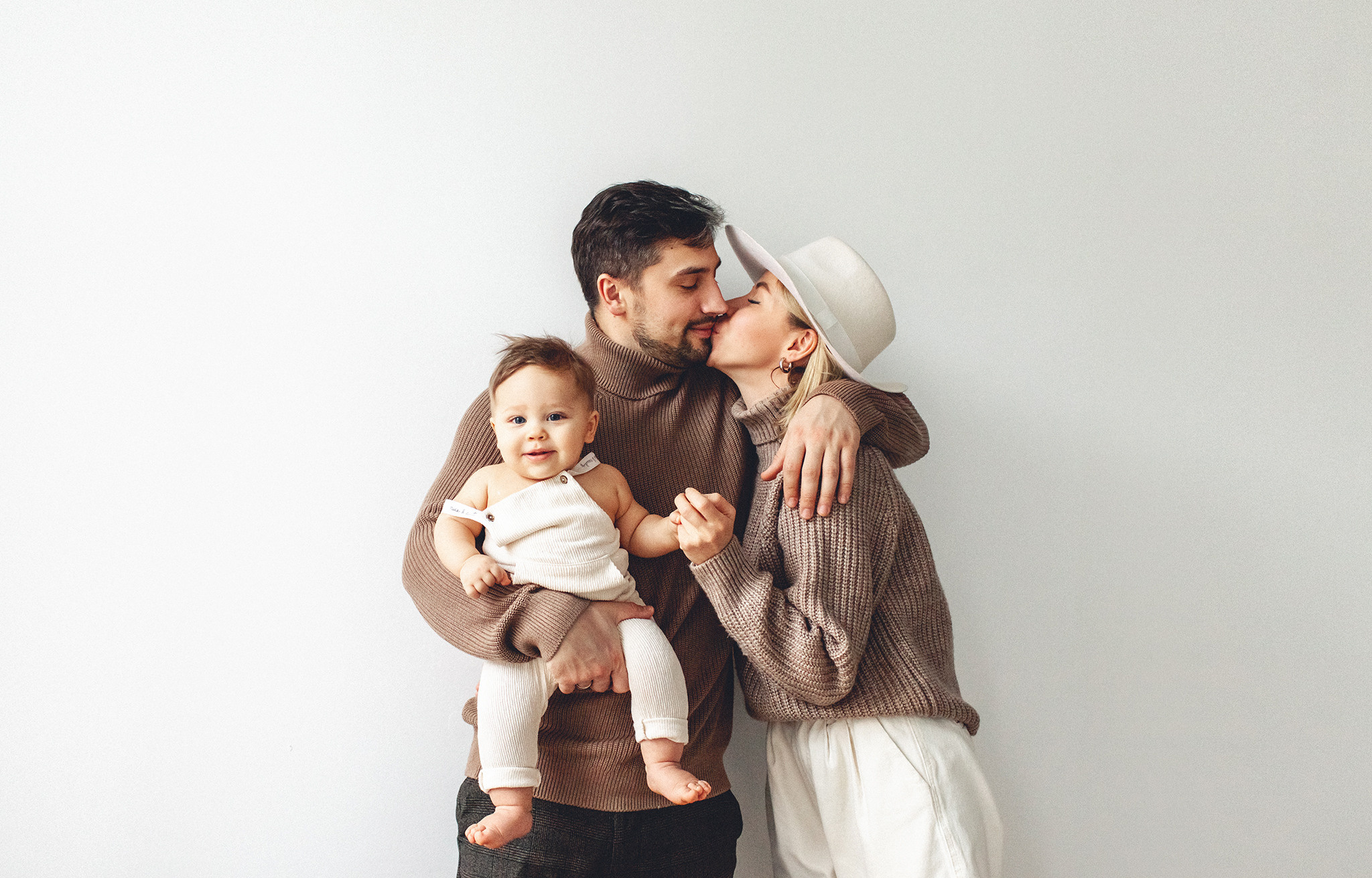 Семейная фотосессия с мамой, папой и шляпой. Детский фотограф в Самаре