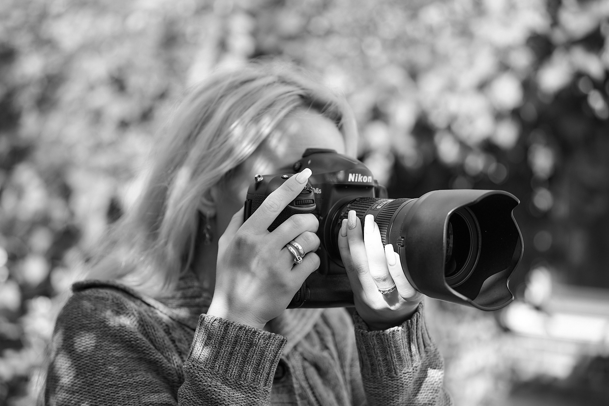 Девушка учится правильно держать фотоаппарат