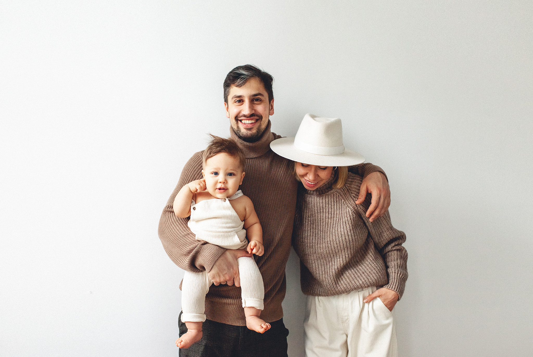 Семейная фотосессия с мамой, папой и шляпой. Детский фотограф в Самаре