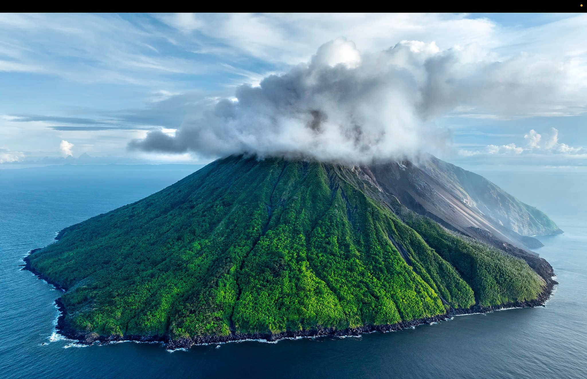Tinakula, Solomon Islands, Photograph by Manu San FélixСоломоновы острова являются домом для одних из самых разнообразных коралловых рифов на планете. Ранее в этом году островное государство обязалось сохранить 59 миллионов акров своих морских вод, включая моря, окружающие этот пышный остров, которые составляют часть жизненно важного водного региона под названием Коралловый треугольник, охватывающего шесть стран и содержащего 76 процентов видов кораллов в мире.