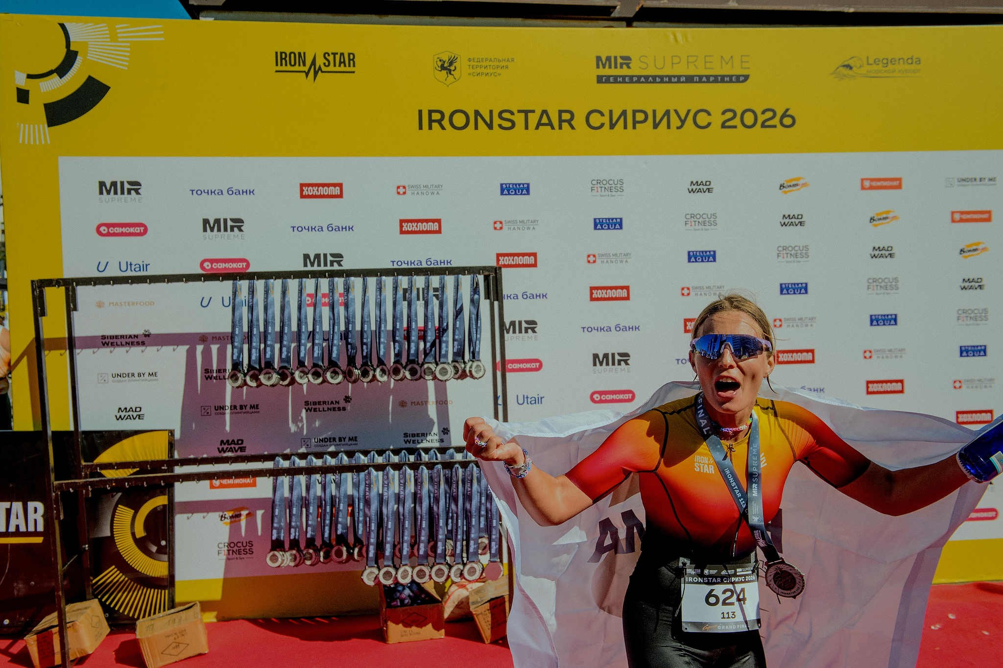 Алена Домбровская радуется финишу на гонке Iron Star