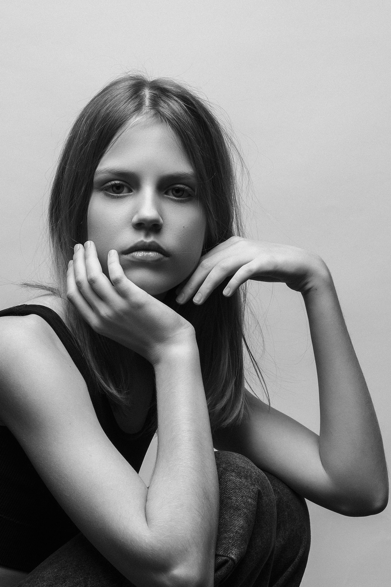 Молодожёны на фото сидят у рояля в холле московского отеля.