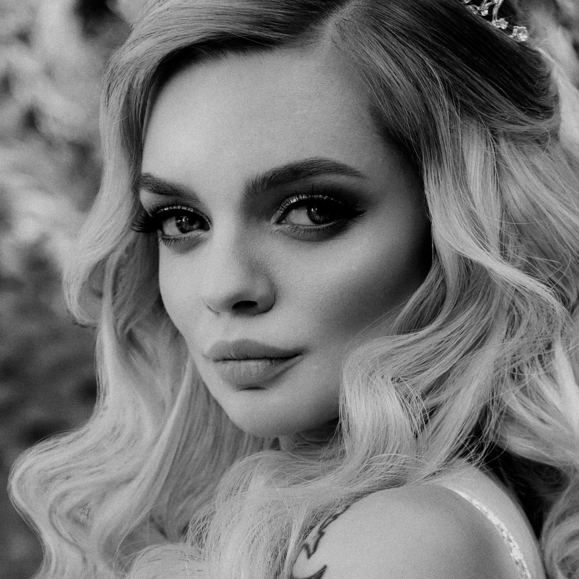 Contacts. Valerie Mo