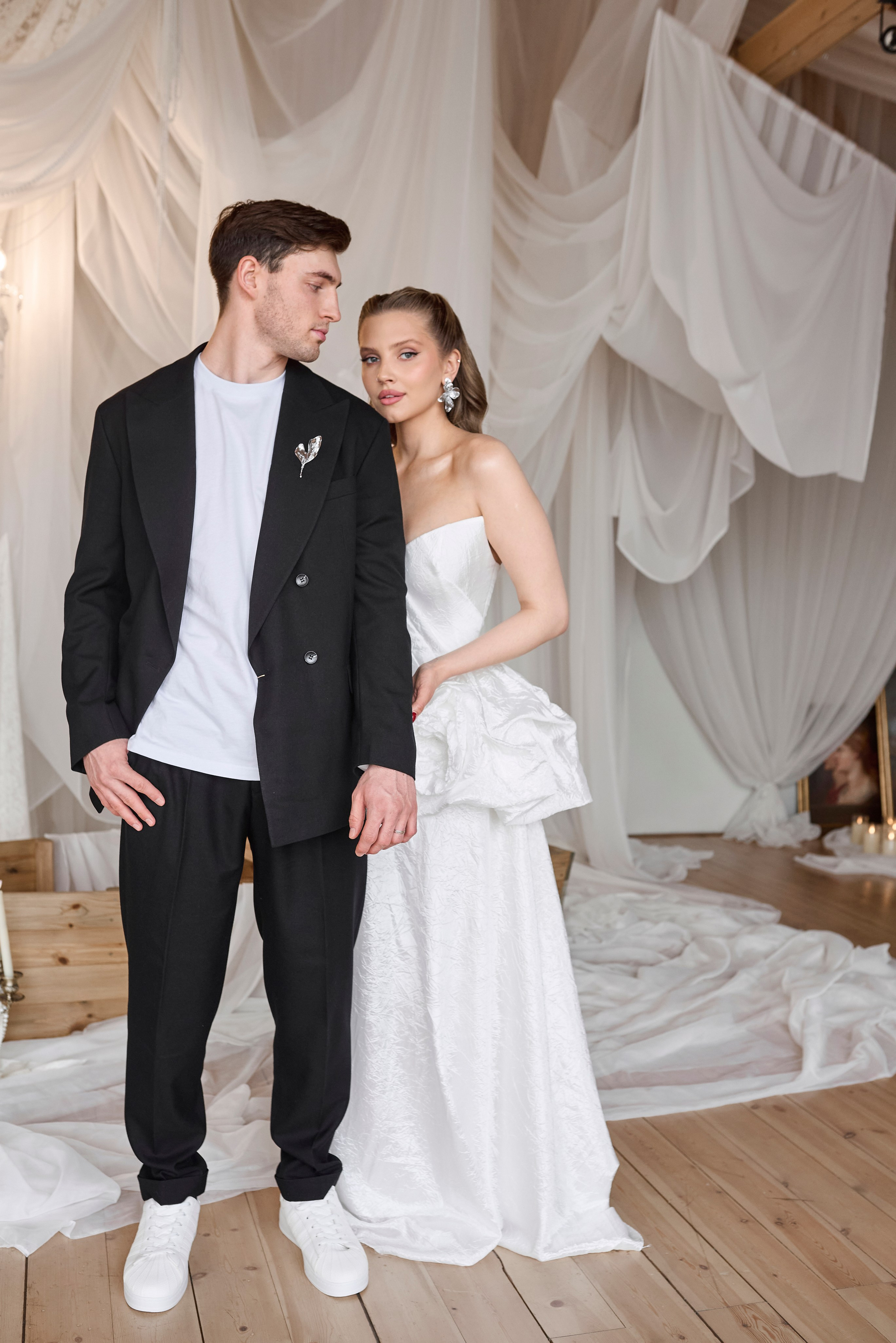 Парень в клетчатой рубашке и девушка обнимаются